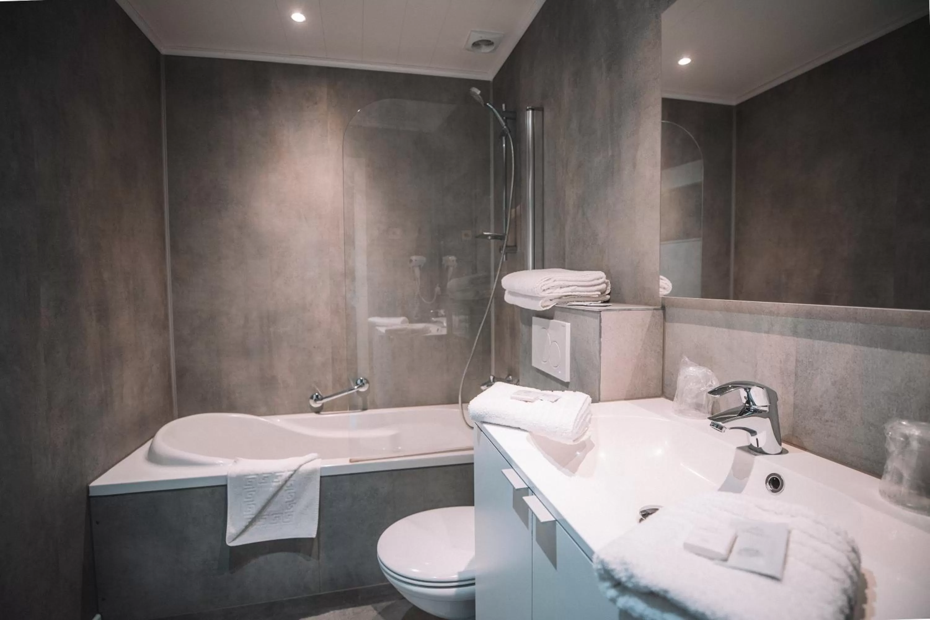 Bathroom in Hotel Le Midi