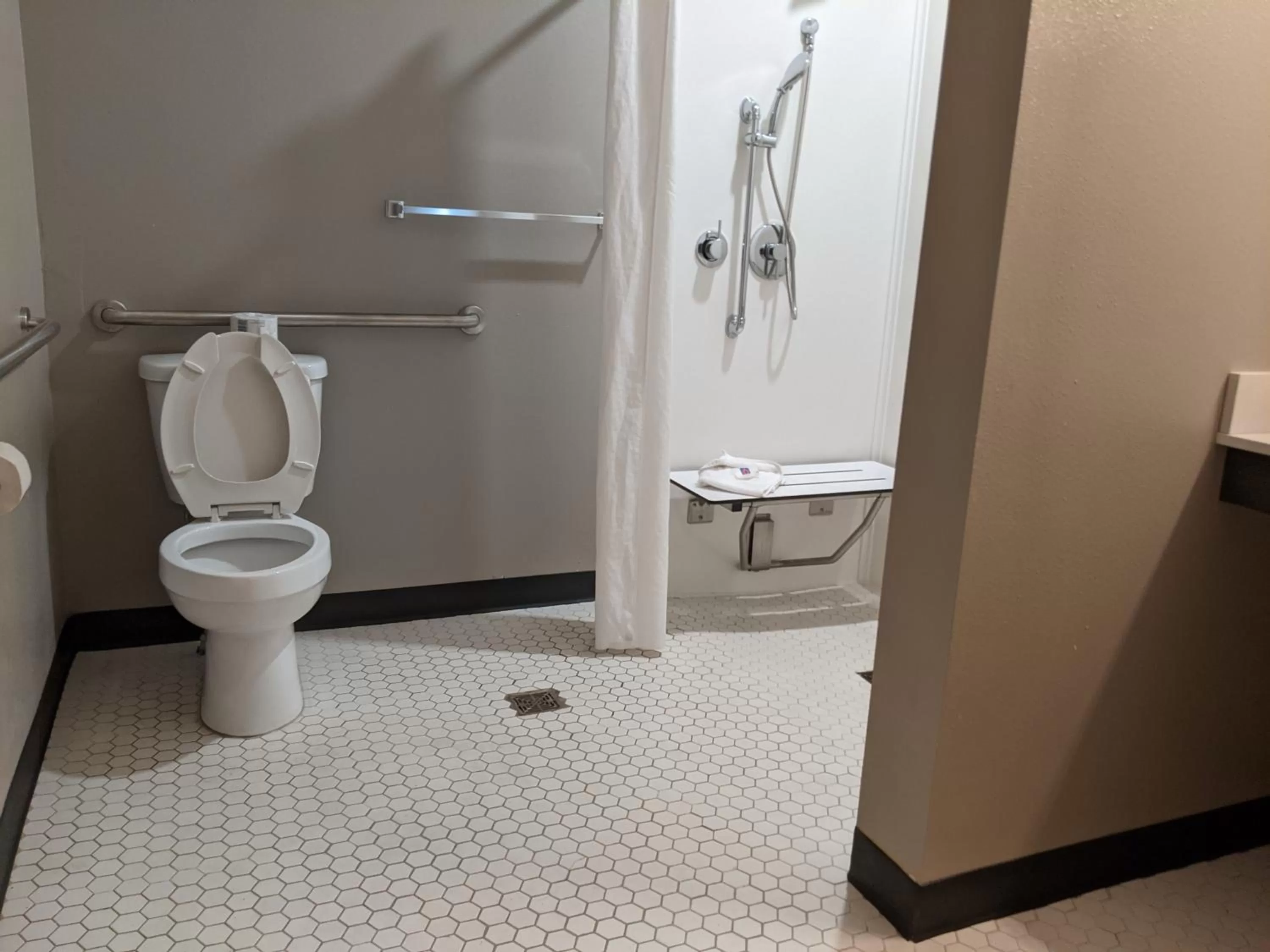 Property building in Studio 6 North Platte, NE - East