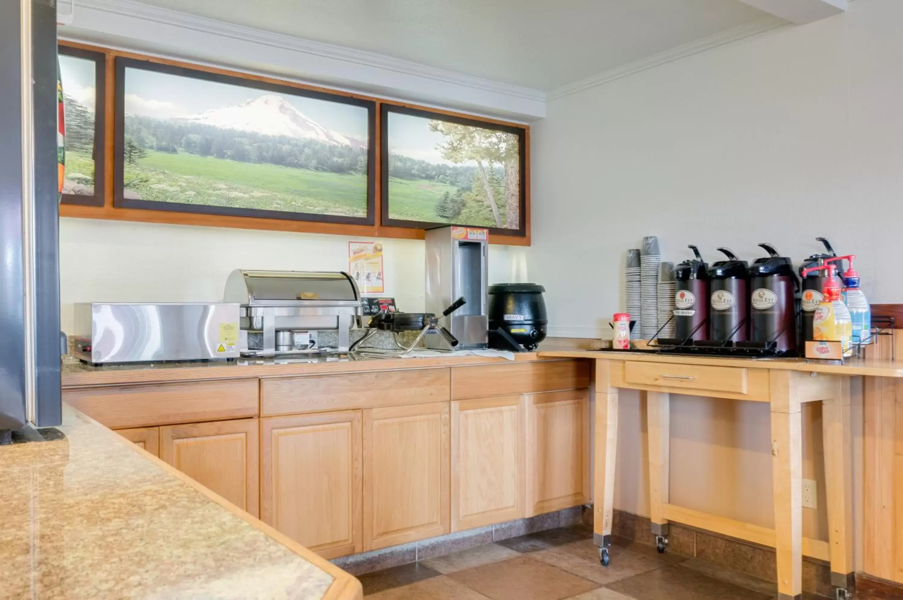 Restaurant/places to eat, Kitchen/Kitchenette in GuestHouse Inn Fife