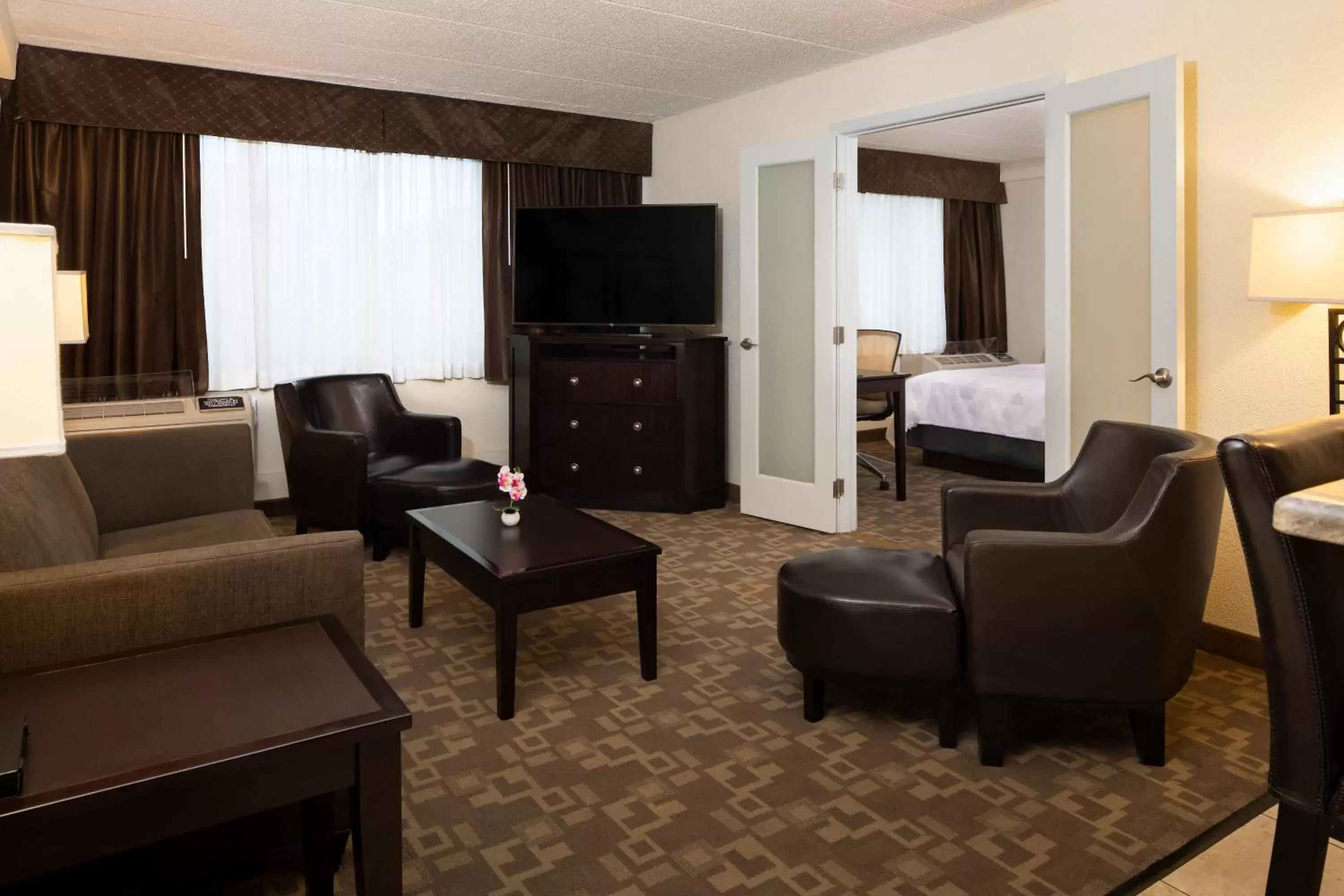 Photo of the whole room, Seating Area in Holiday Inn and Suites Charleston West, an IHG Hotel