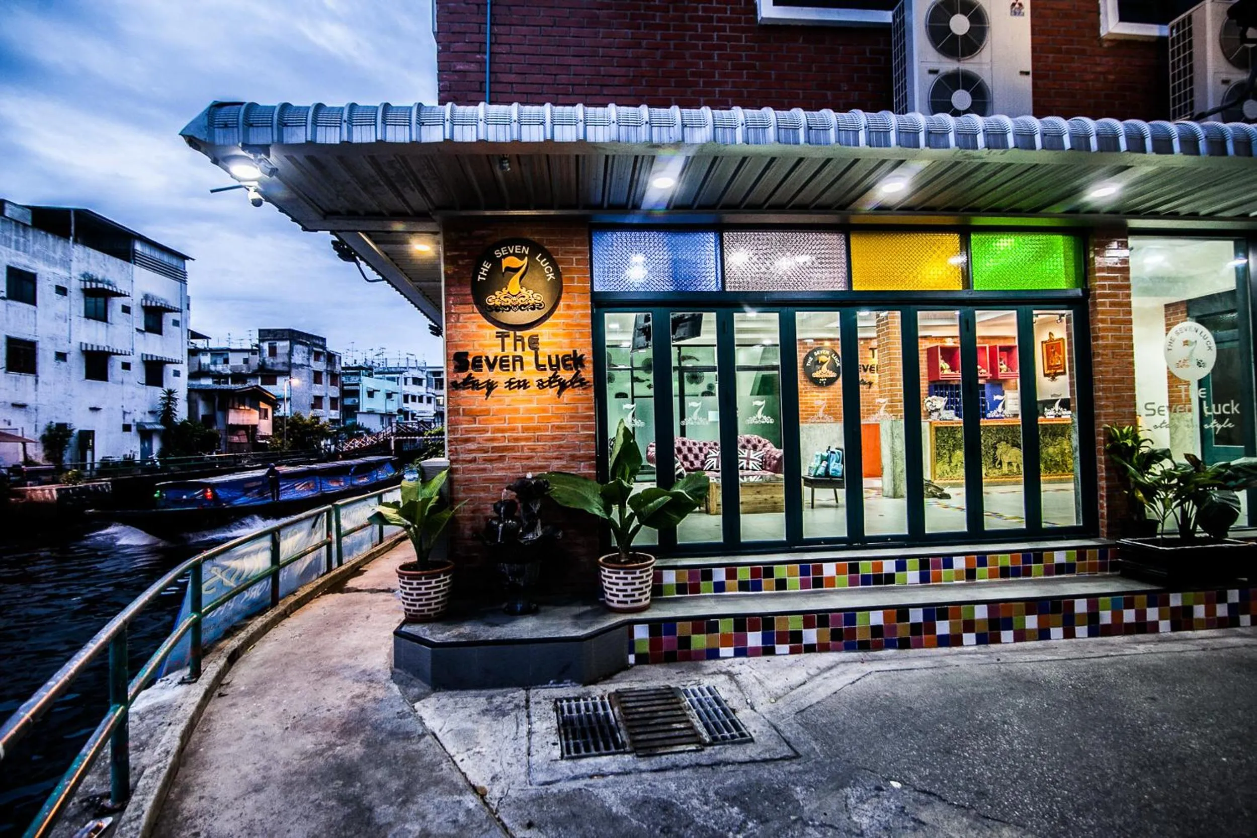 Night in The Seven Luck