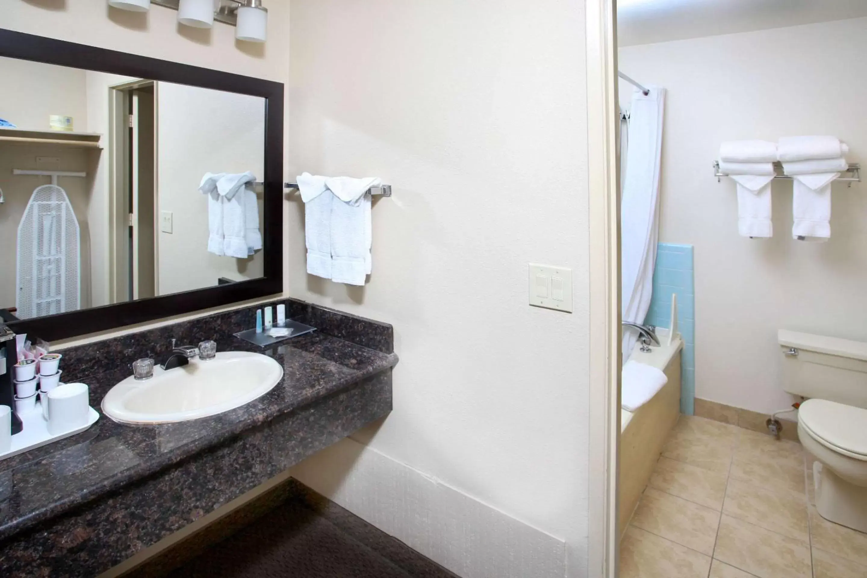 Bedroom, Bathroom in Clarion Inn Surfrider Resort