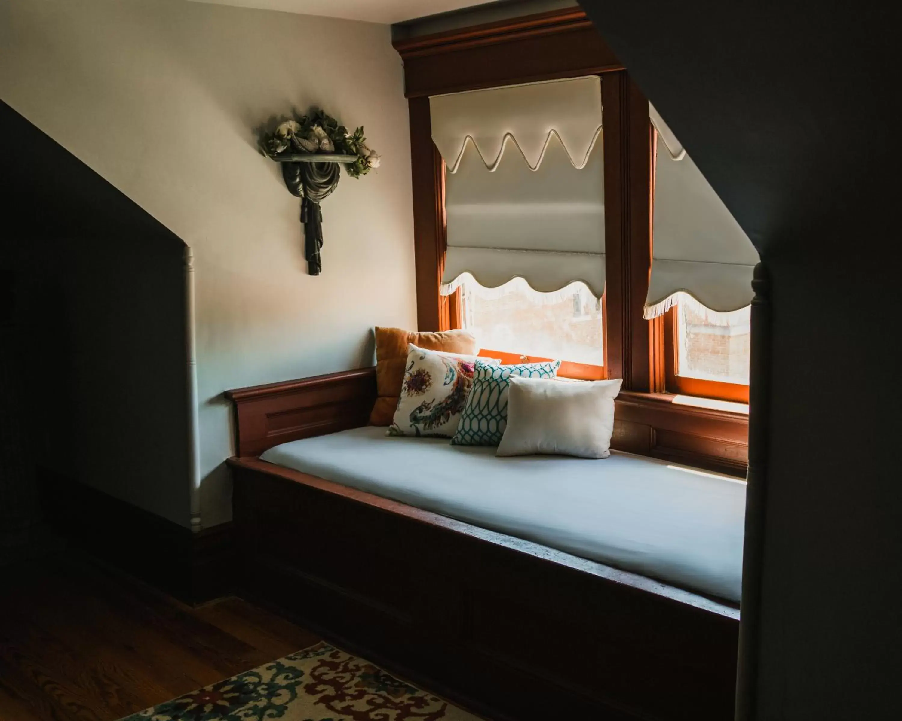 Seating area, Bed in The Mansion at Elfindale