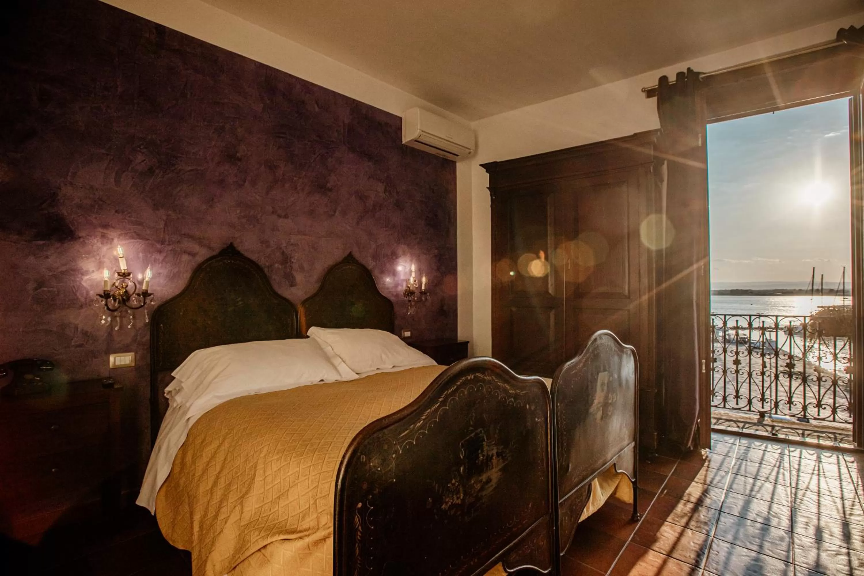 Decorative detail, Bed in Palazzo Giunta - Porta Marina Ortigia