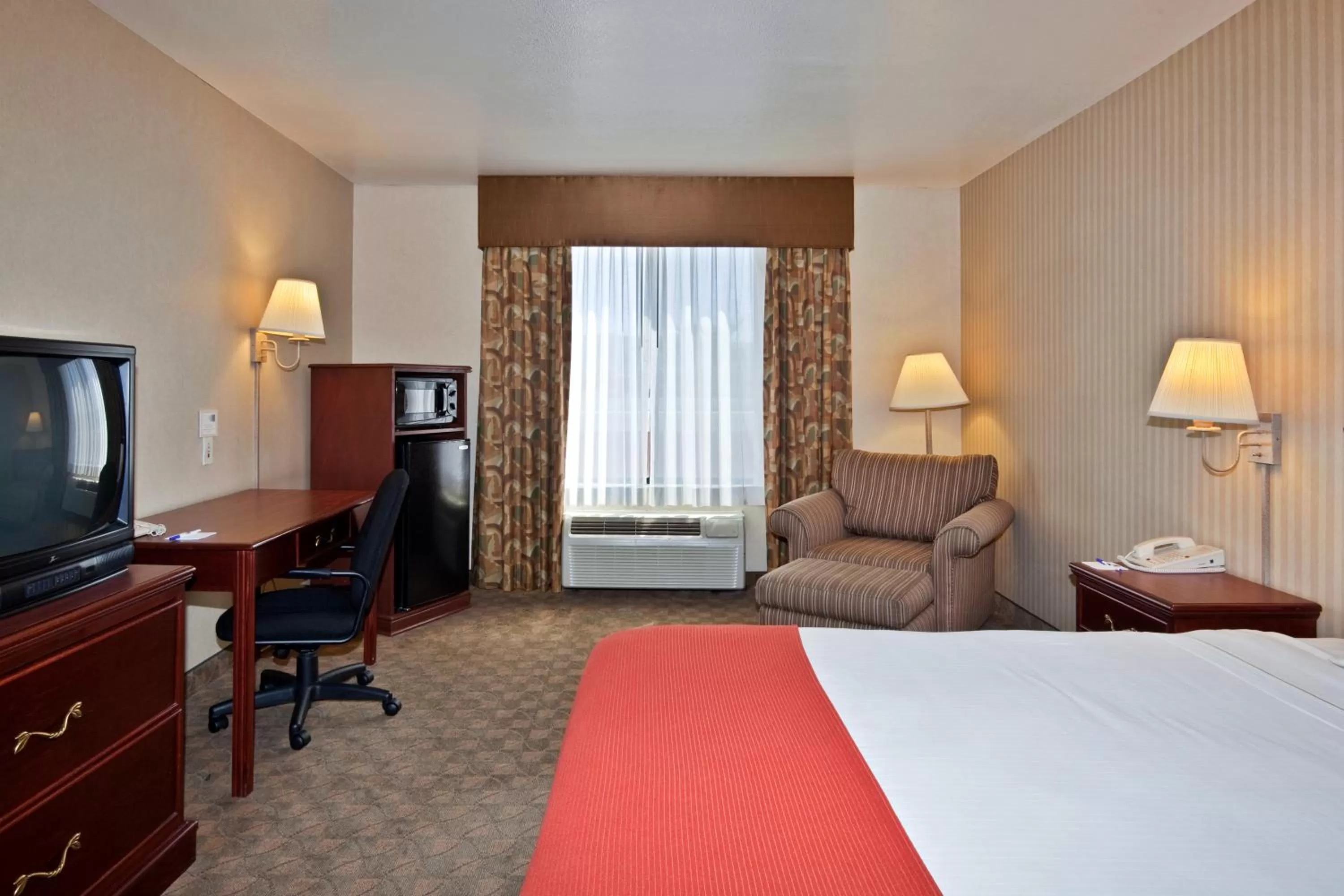 Photo of the whole room, Bed in Holiday Inn Express Hotel and Suites - Henderson by IHG