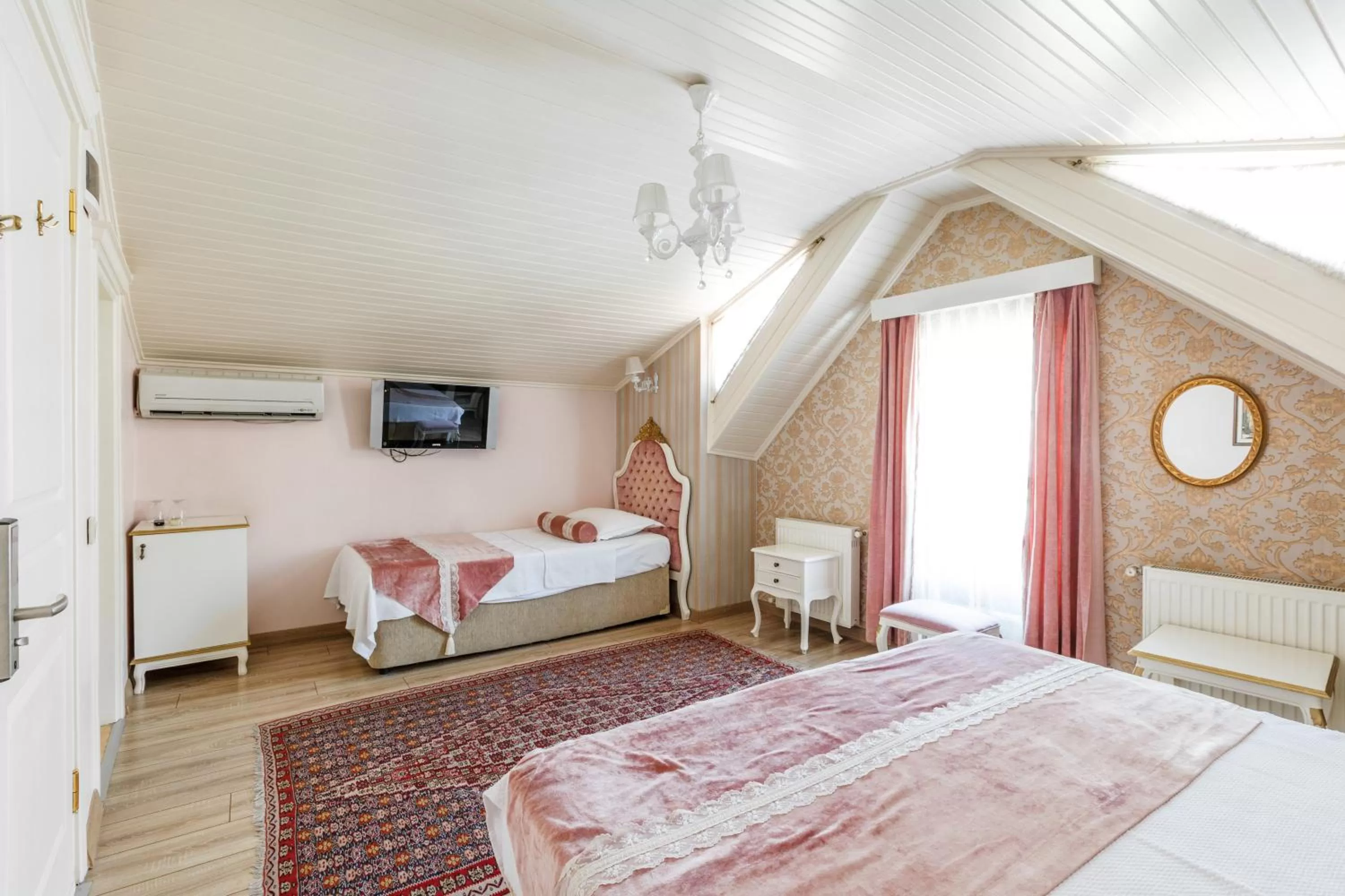 Photo of the whole room, Bed in Romantic Hotel Istanbul