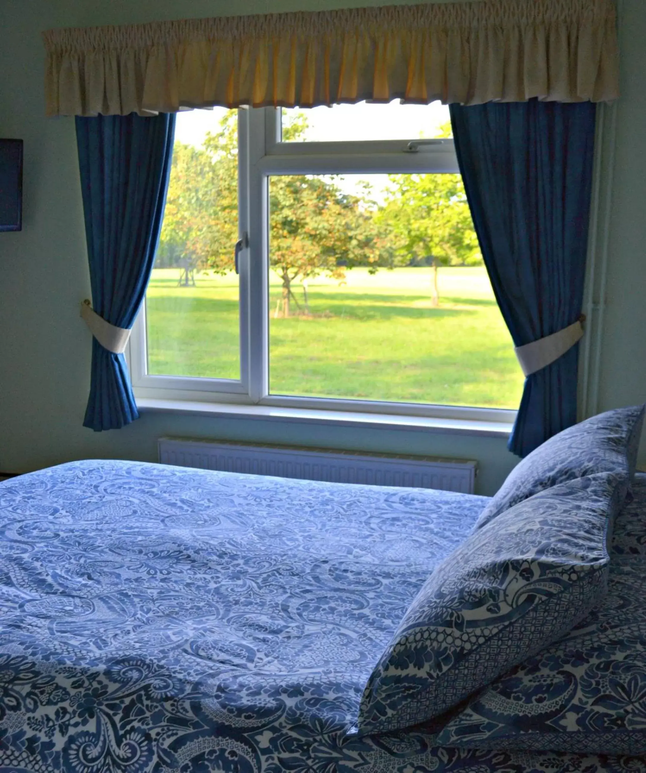 Bedroom, Bed in Little Bullocks Farm