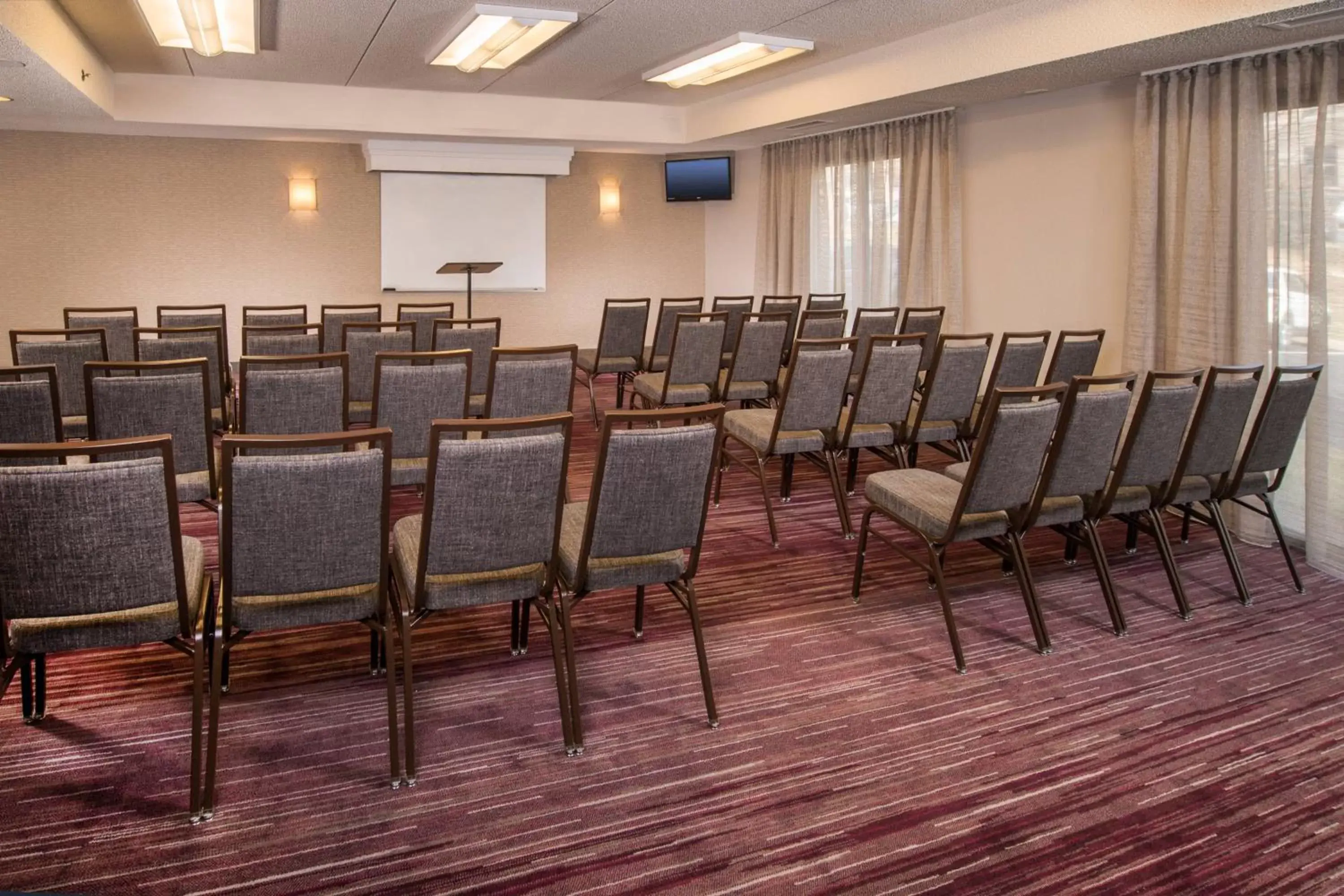 Meeting/conference room in Courtyard by Marriott Dulles Airport Chantilly