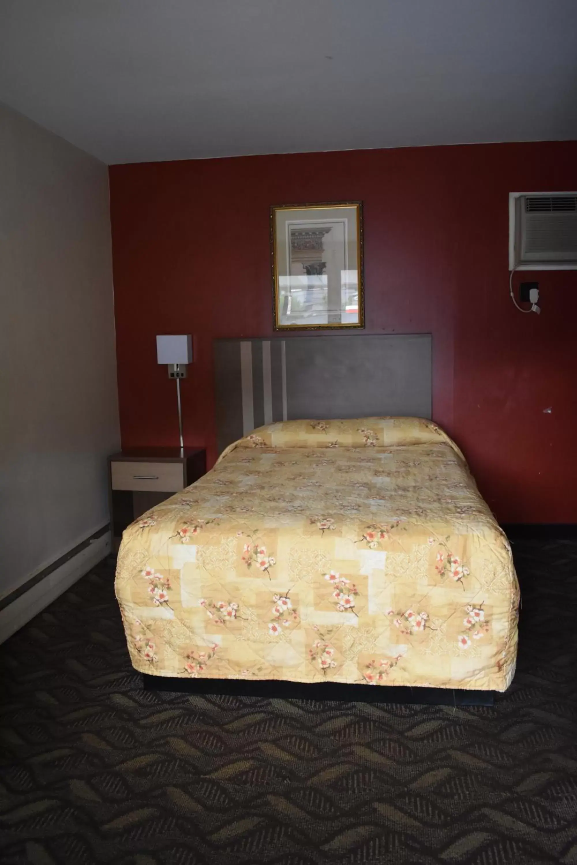 Bed in South Hills Motel