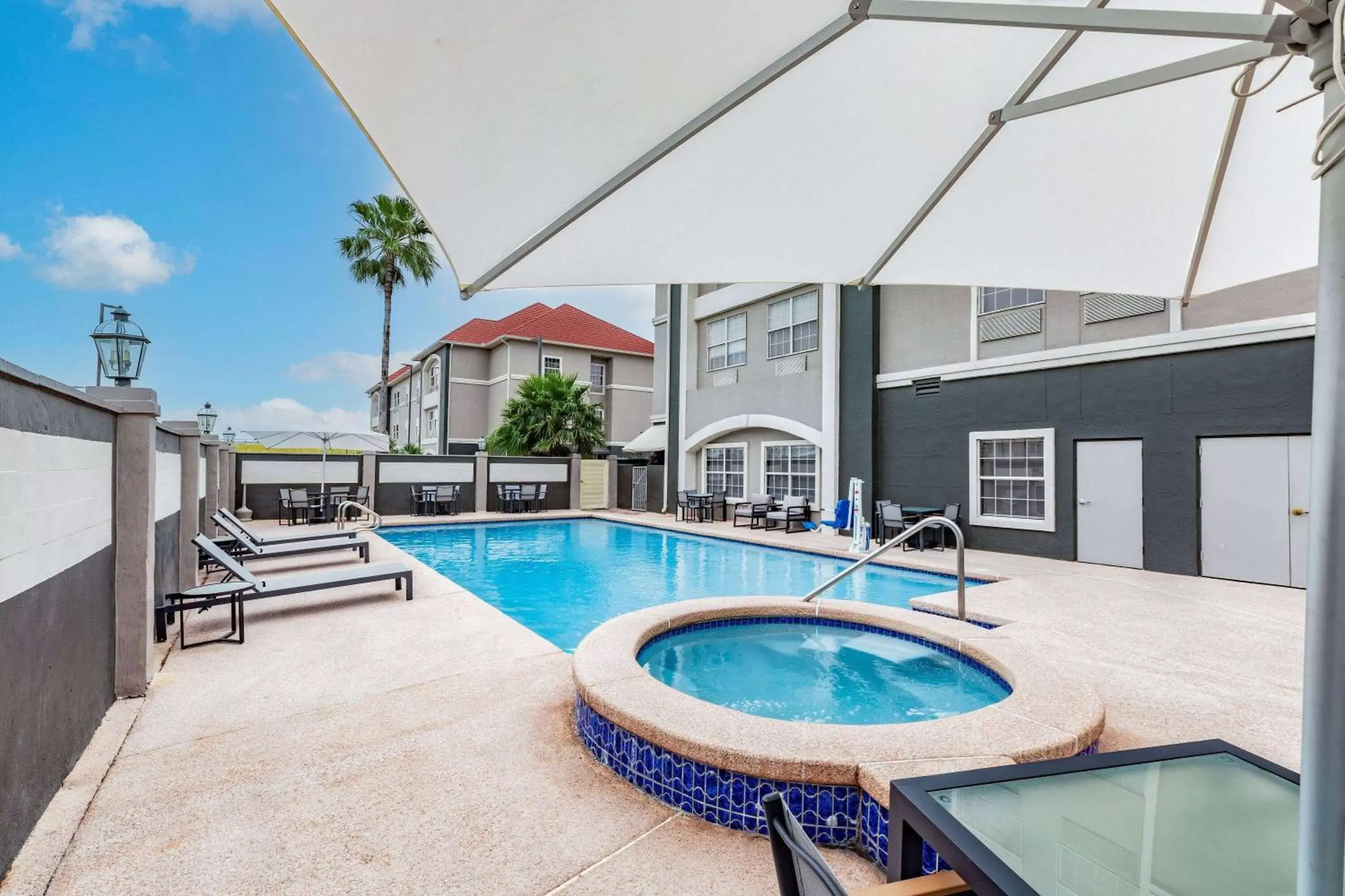 Hot Tub, Swimming Pool in La Quinta Inn & Suites by Wyndham Pharr RGV Medical Center