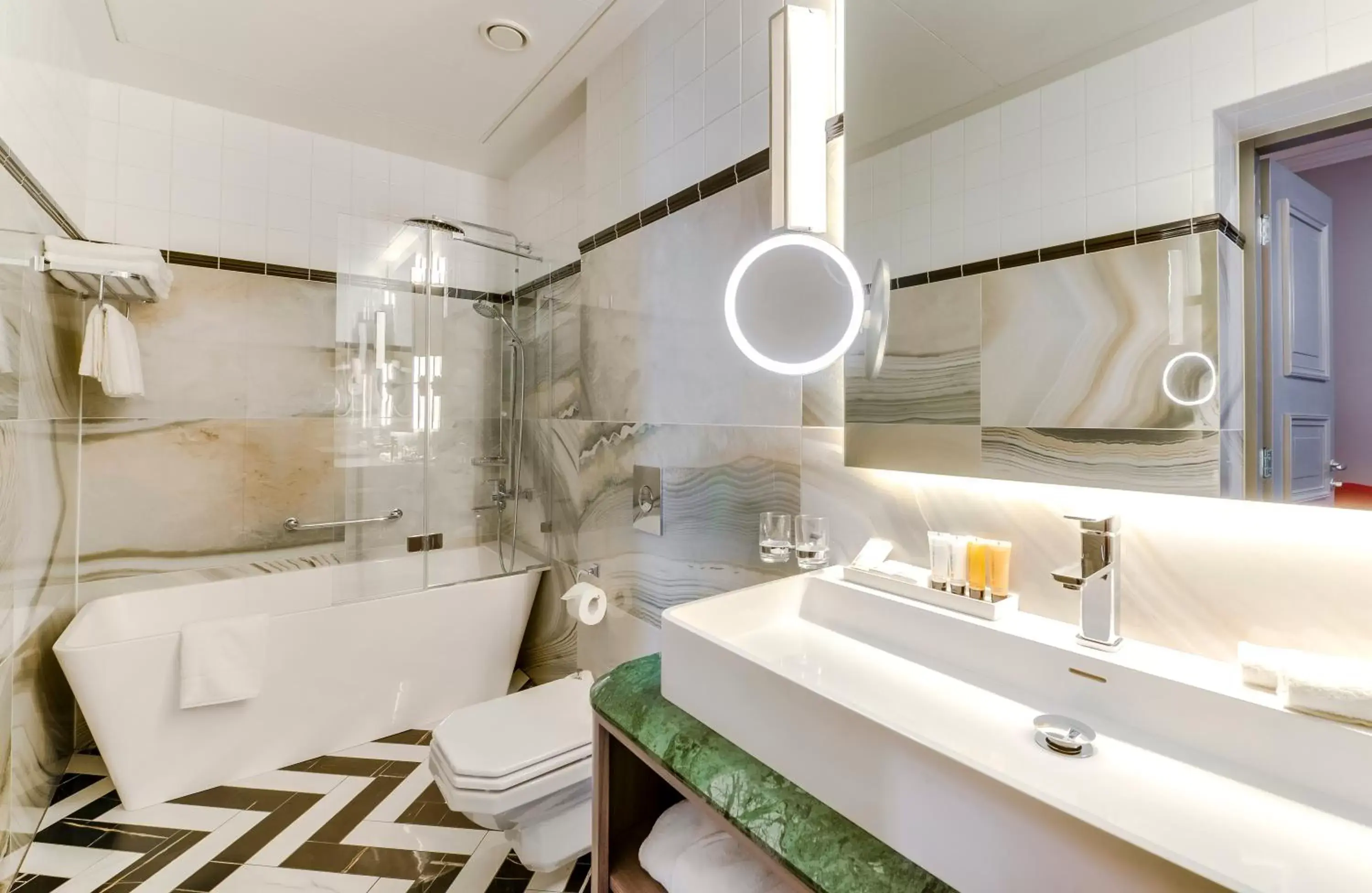 Bathroom in Grand Poet Hotel and SPA by Semarah