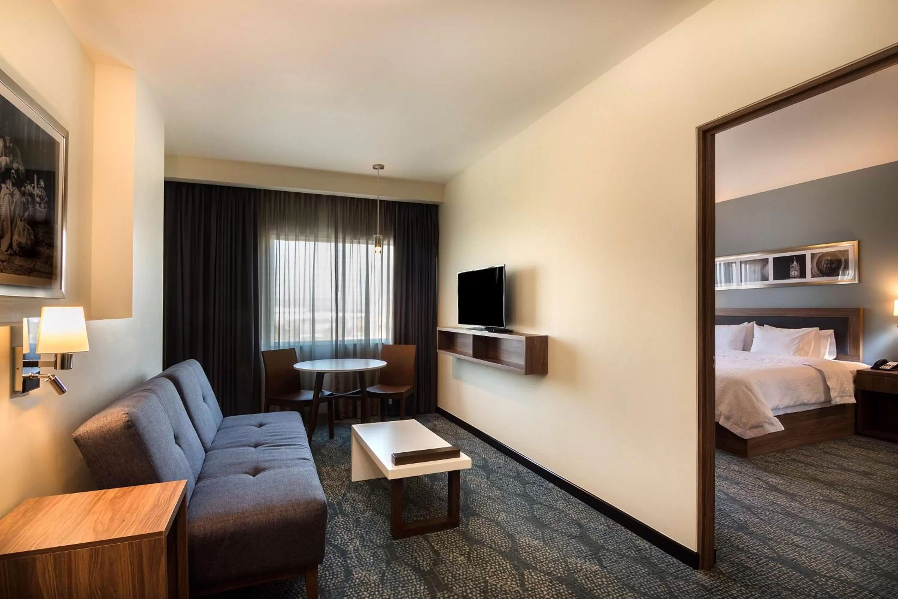 Living room, Bed in Hampton Inn & Suites by Hilton Salamanca Bajio
