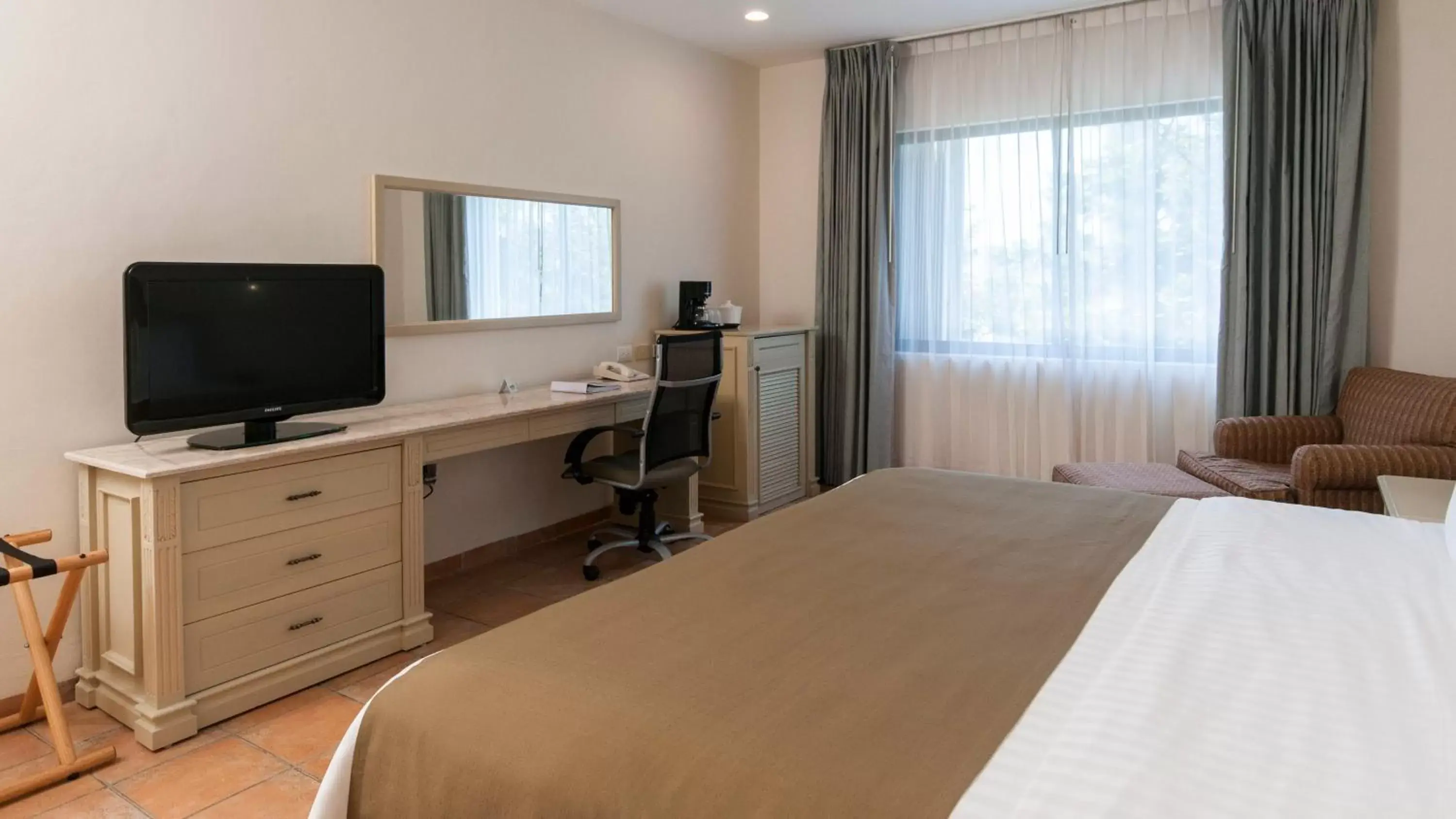 Photo of the whole room, Bed in Holiday Inn Ciudad Del Carmen, an IHG Hotel