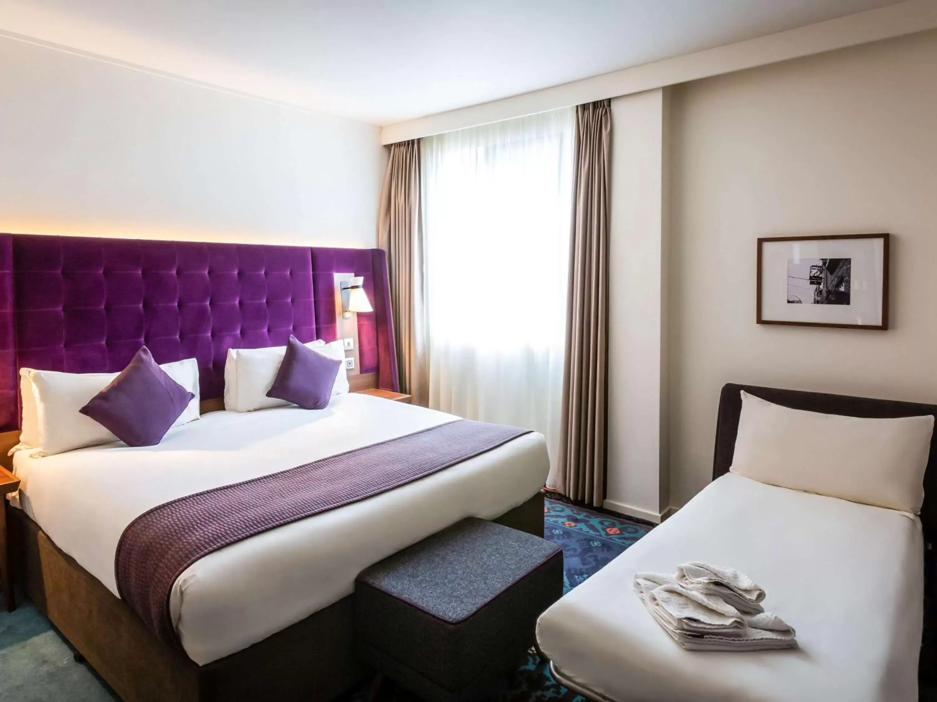 Photo of the whole room, Bed in Mercure London Bridge