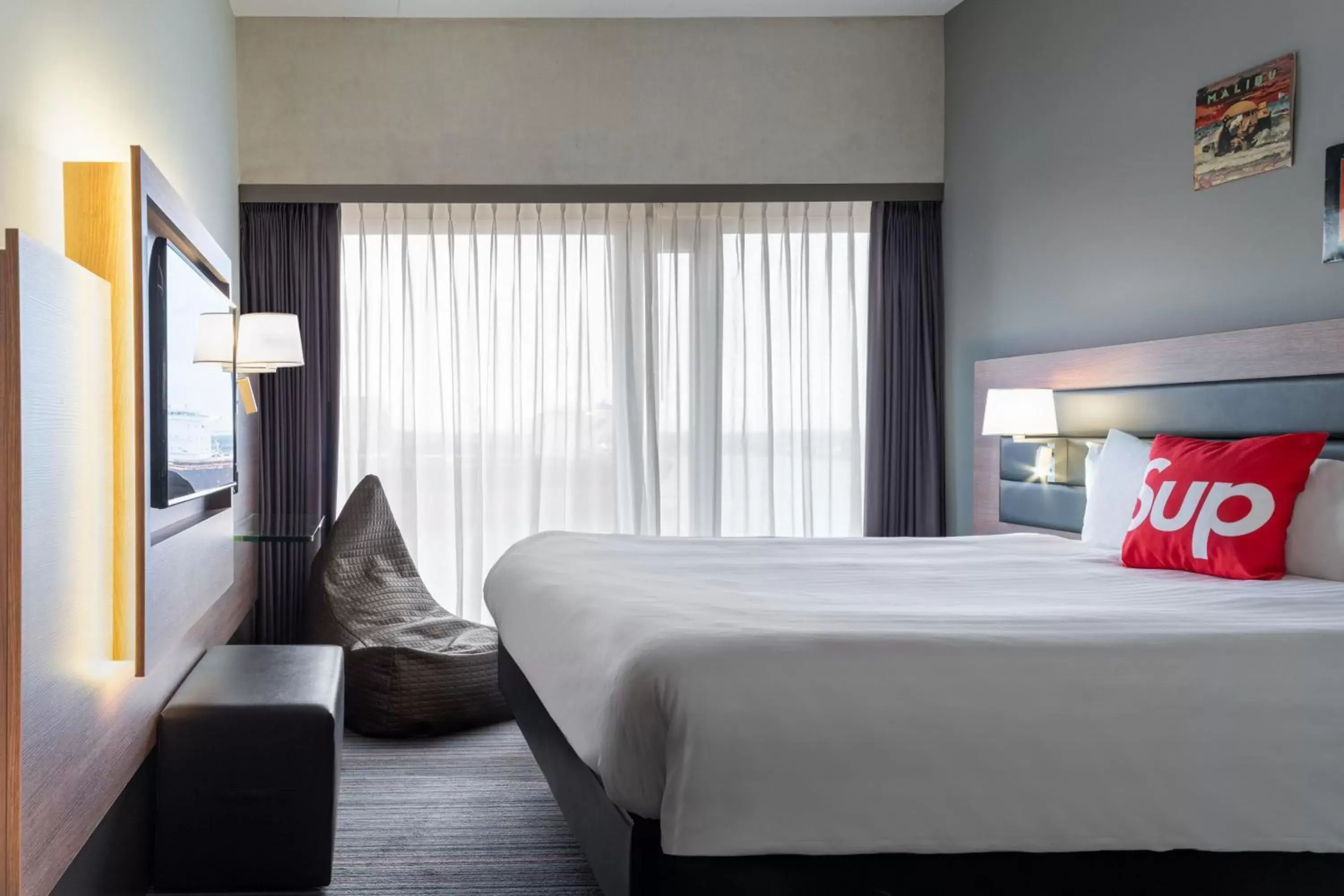 Photo of the whole room, Bed in Moxy Amsterdam Houthavens