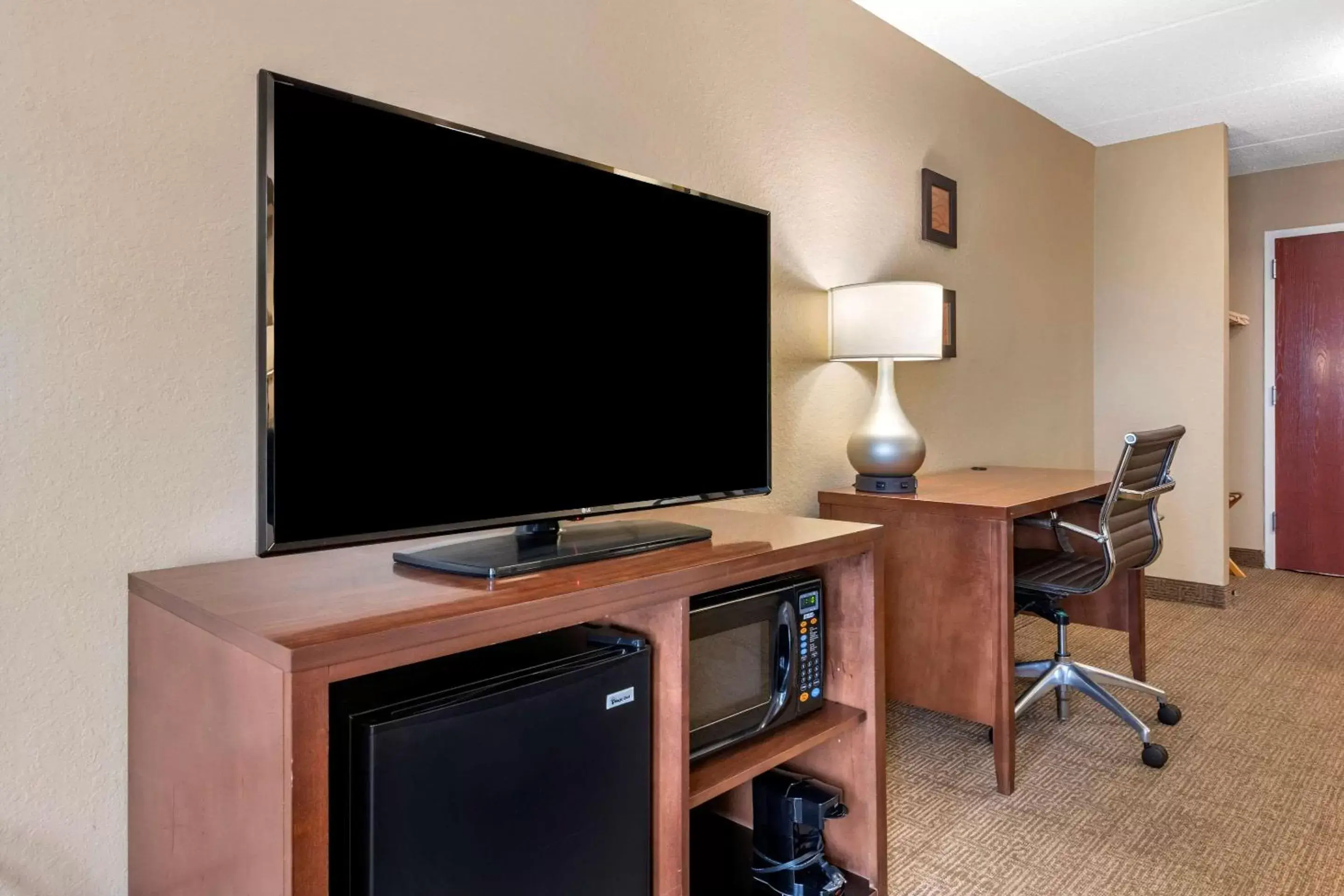 Bedroom, TV/Entertainment Center in Comfort Inn & Suites Orlando North