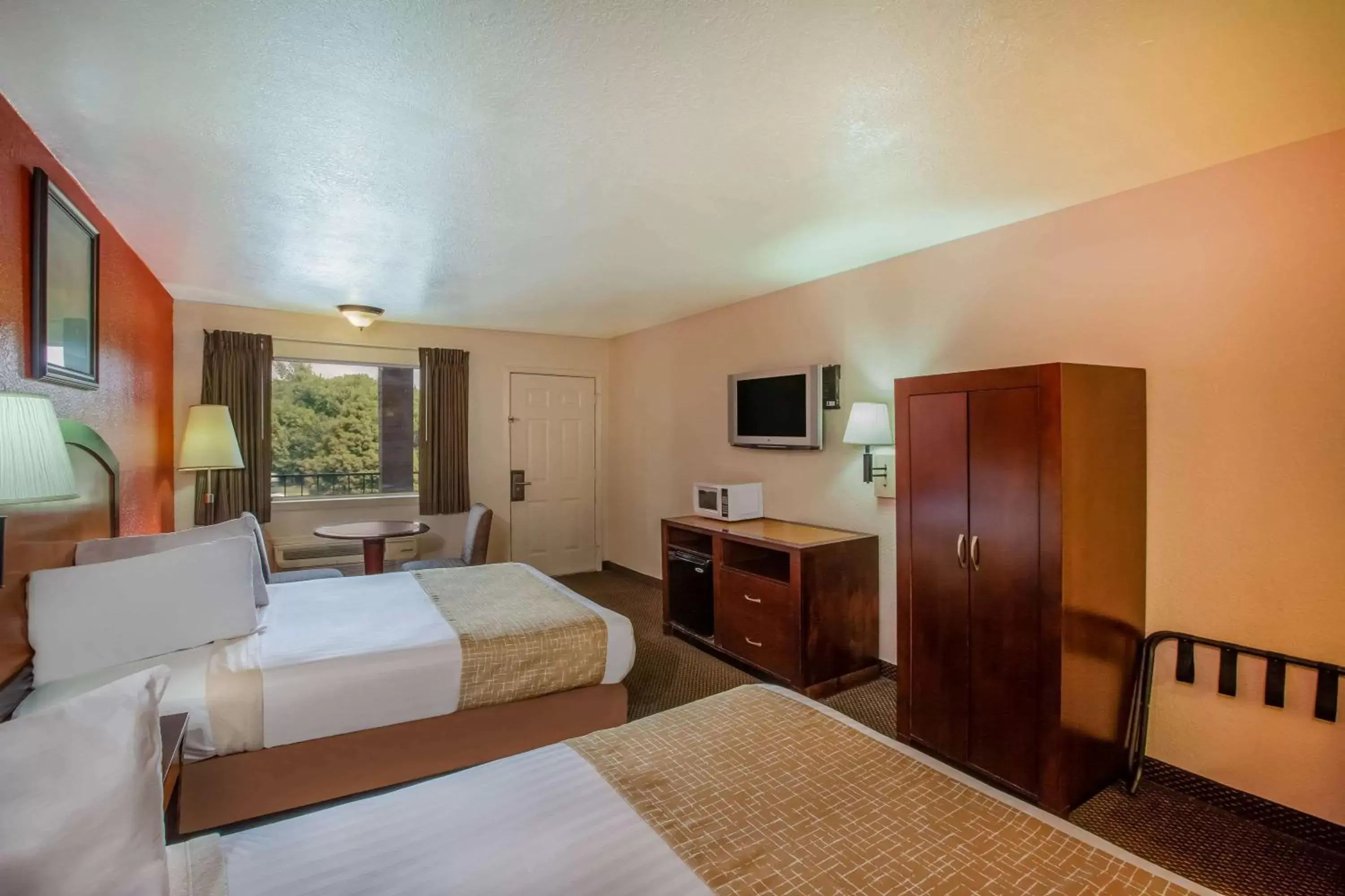 Photo of the whole room in Travelodge by Wyndham Houston Hobby Airport