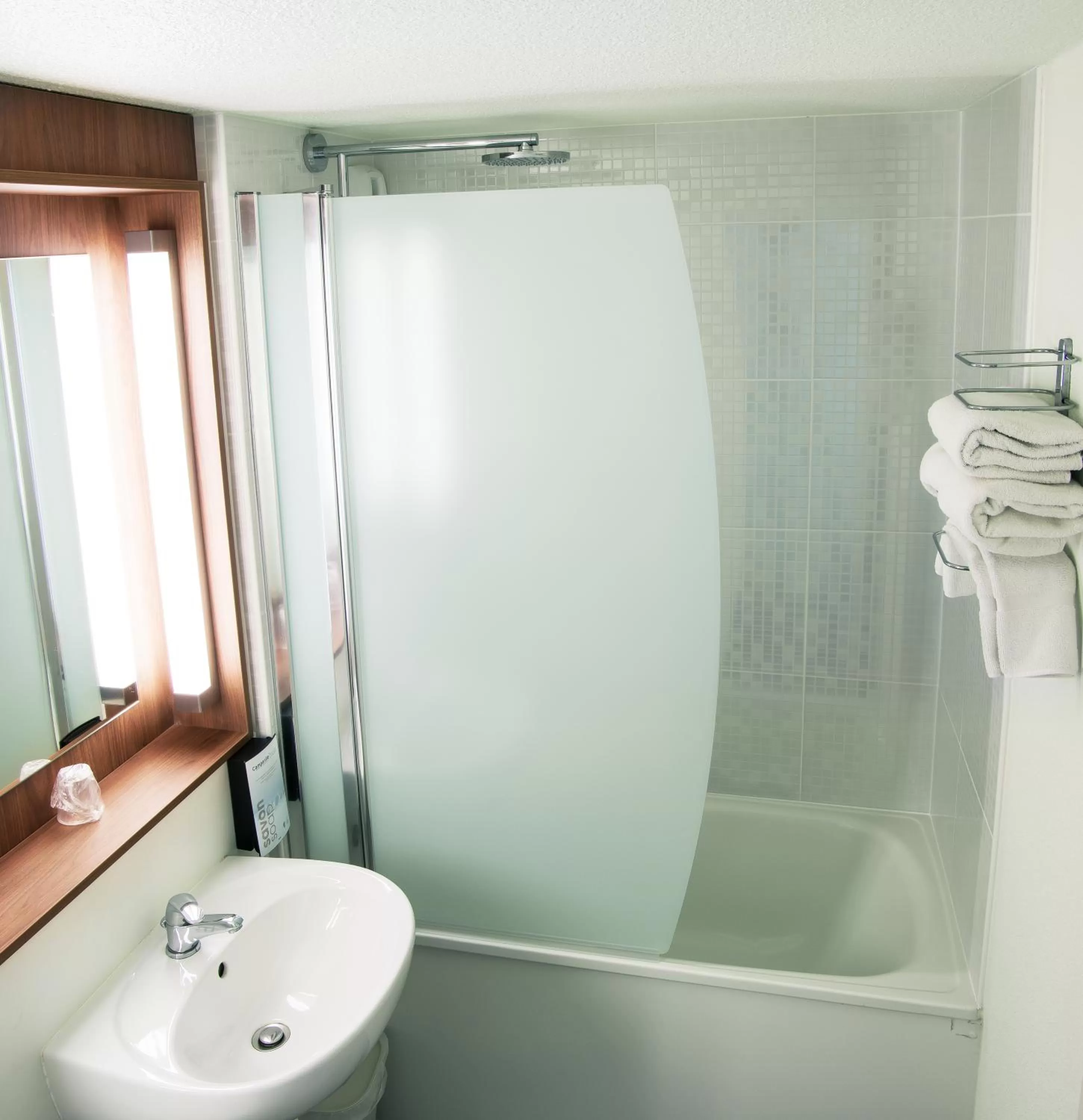 Bathroom in Campanile Nantes Saint-Sébastien-Sur-Loire