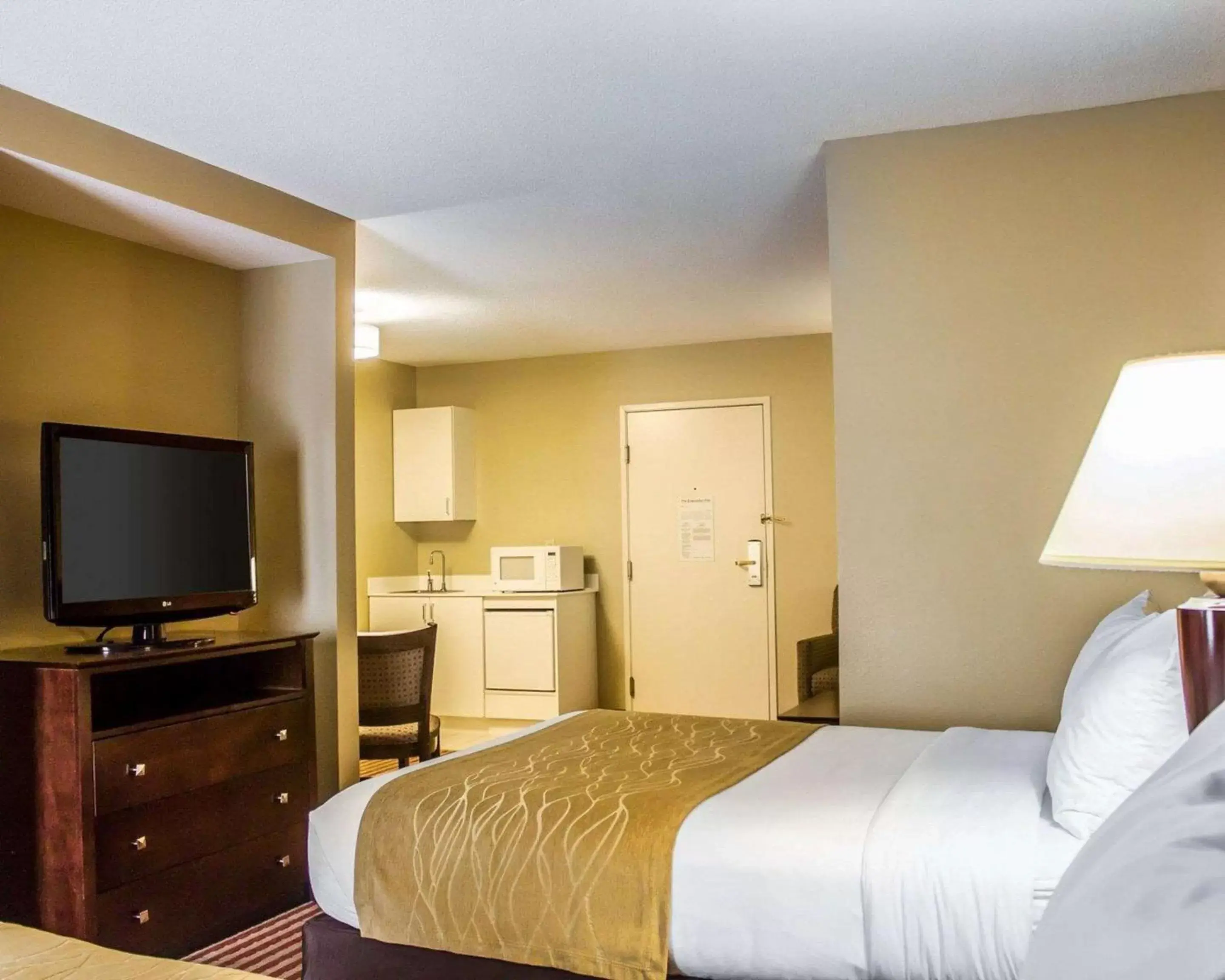 Photo of the whole room, Bed in Comfort Inn & Suites