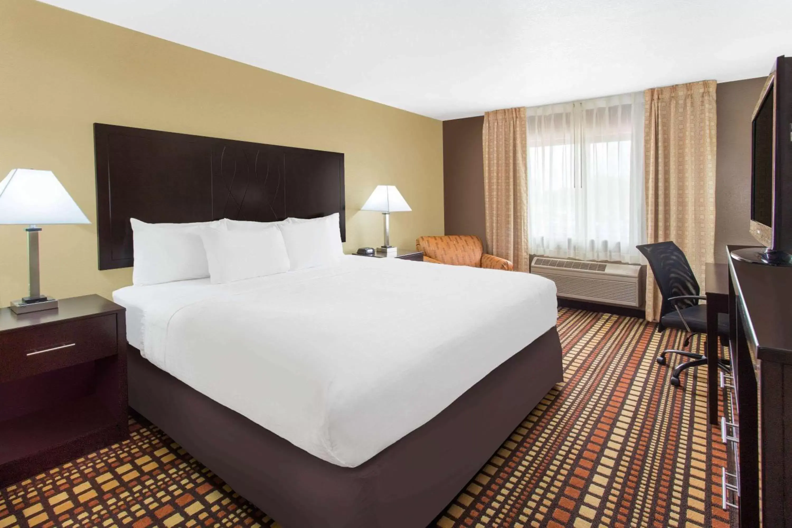 Photo of the whole room, Bed in Days Inn & Suites by Wyndham Davenport East