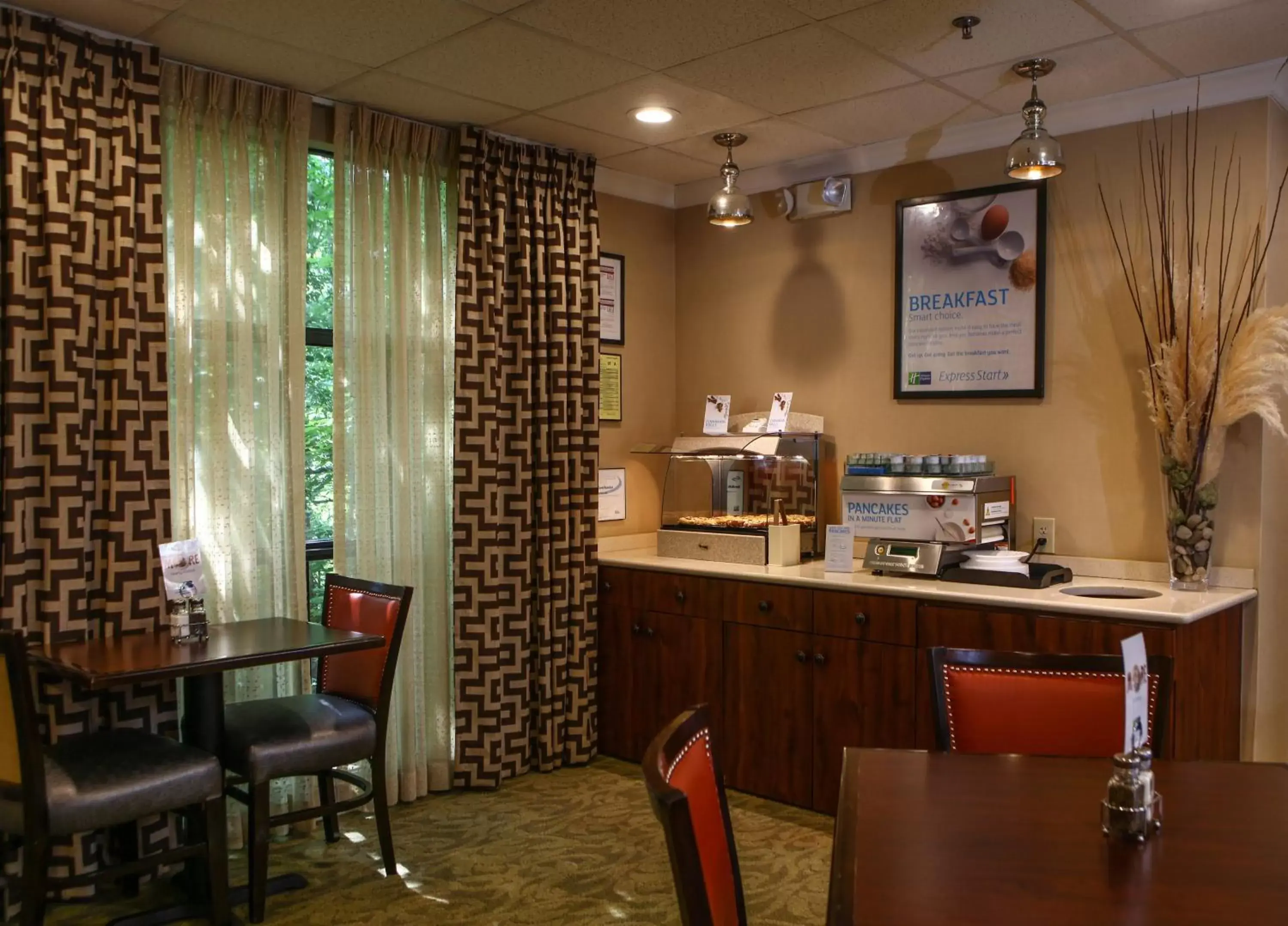 Breakfast, Restaurant/Places to Eat in Holiday Inn Express Hotel & Suites - Atlanta/Emory University Area, an IHG Hotel