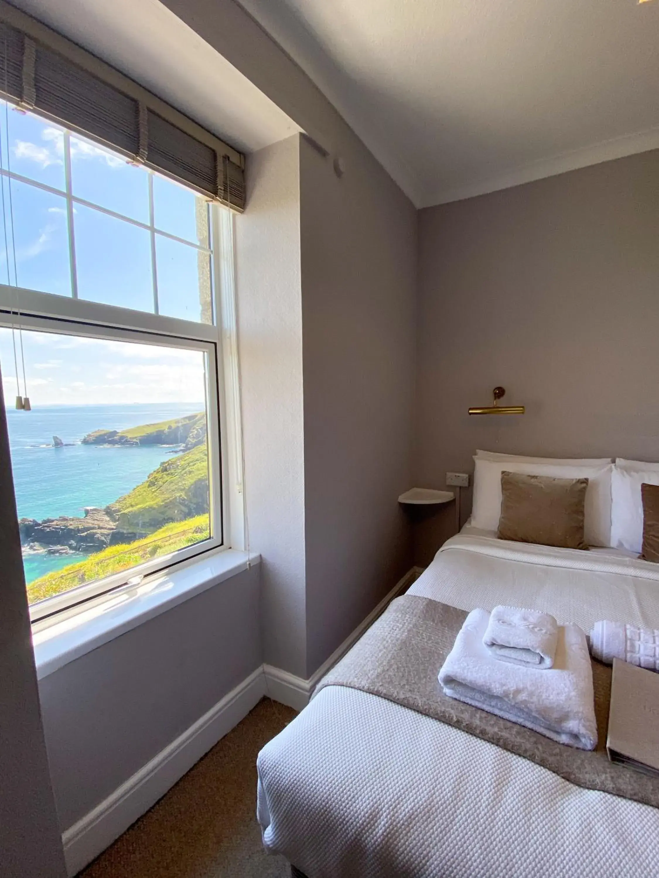 Bedroom, Bed in Housel Bay Hotel