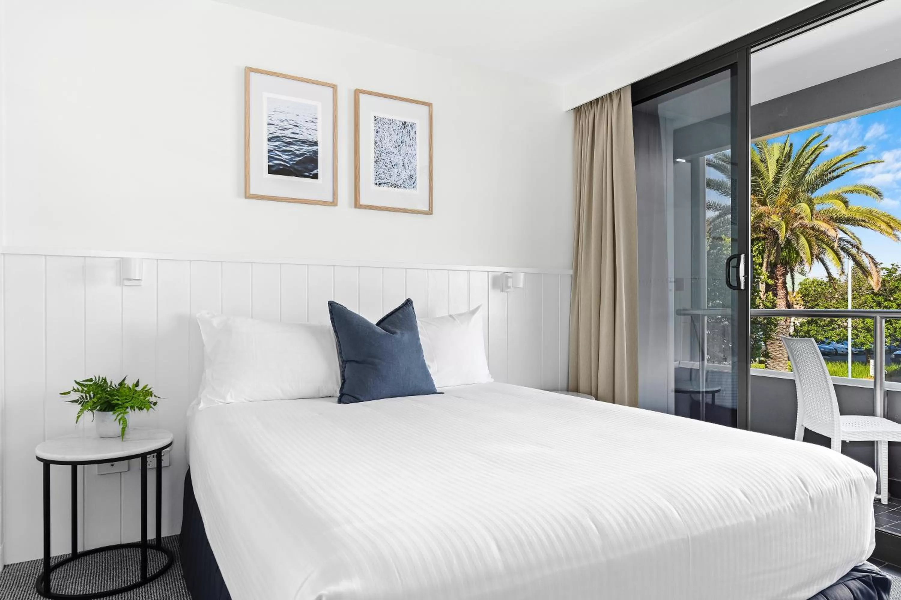 Balcony/Terrace, Bed in The Mid Pacific