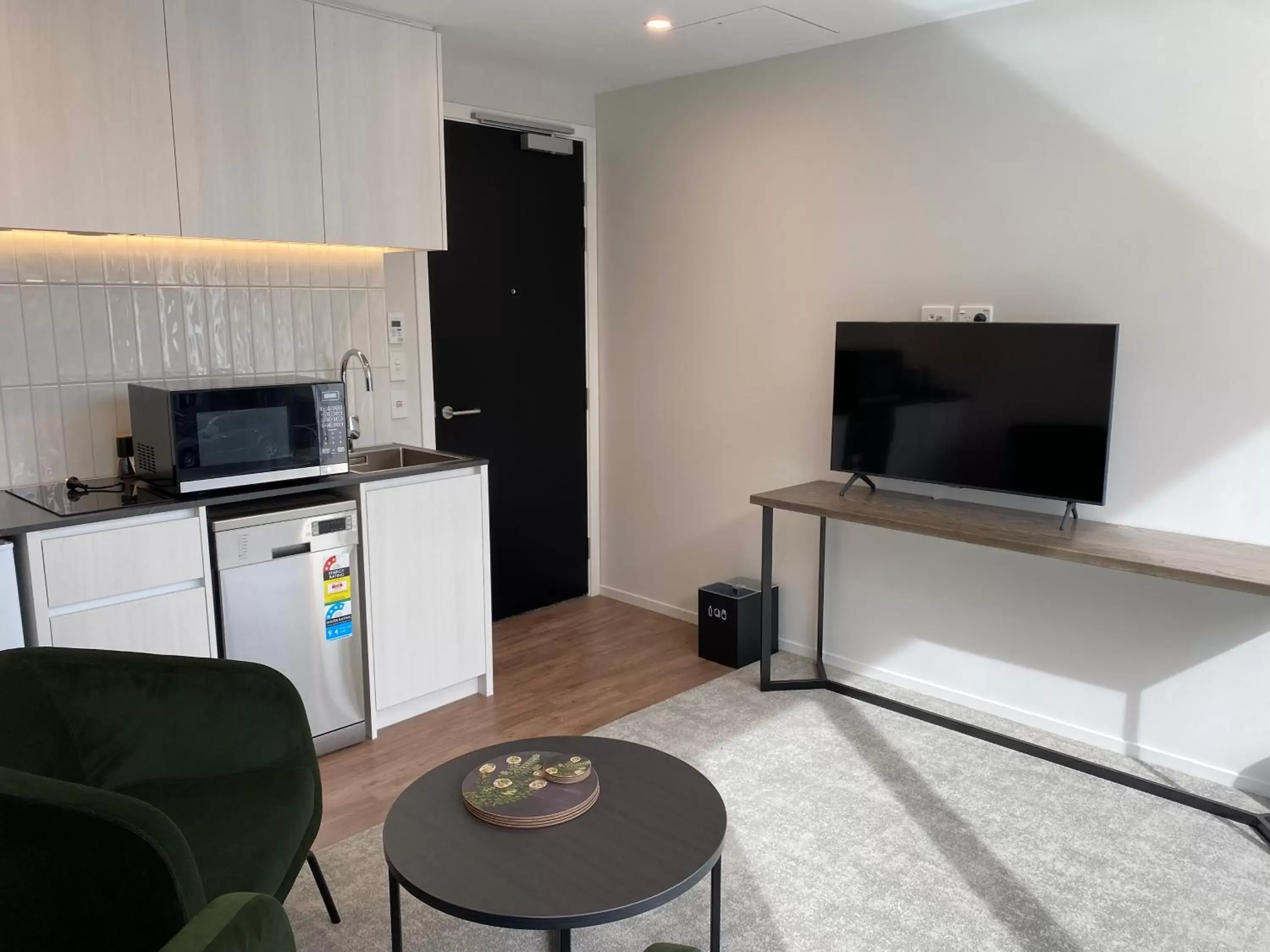 Kitchen or kitchenette, TV/Entertainment Center in Wyndham Garden Christchurch Kilmore Street