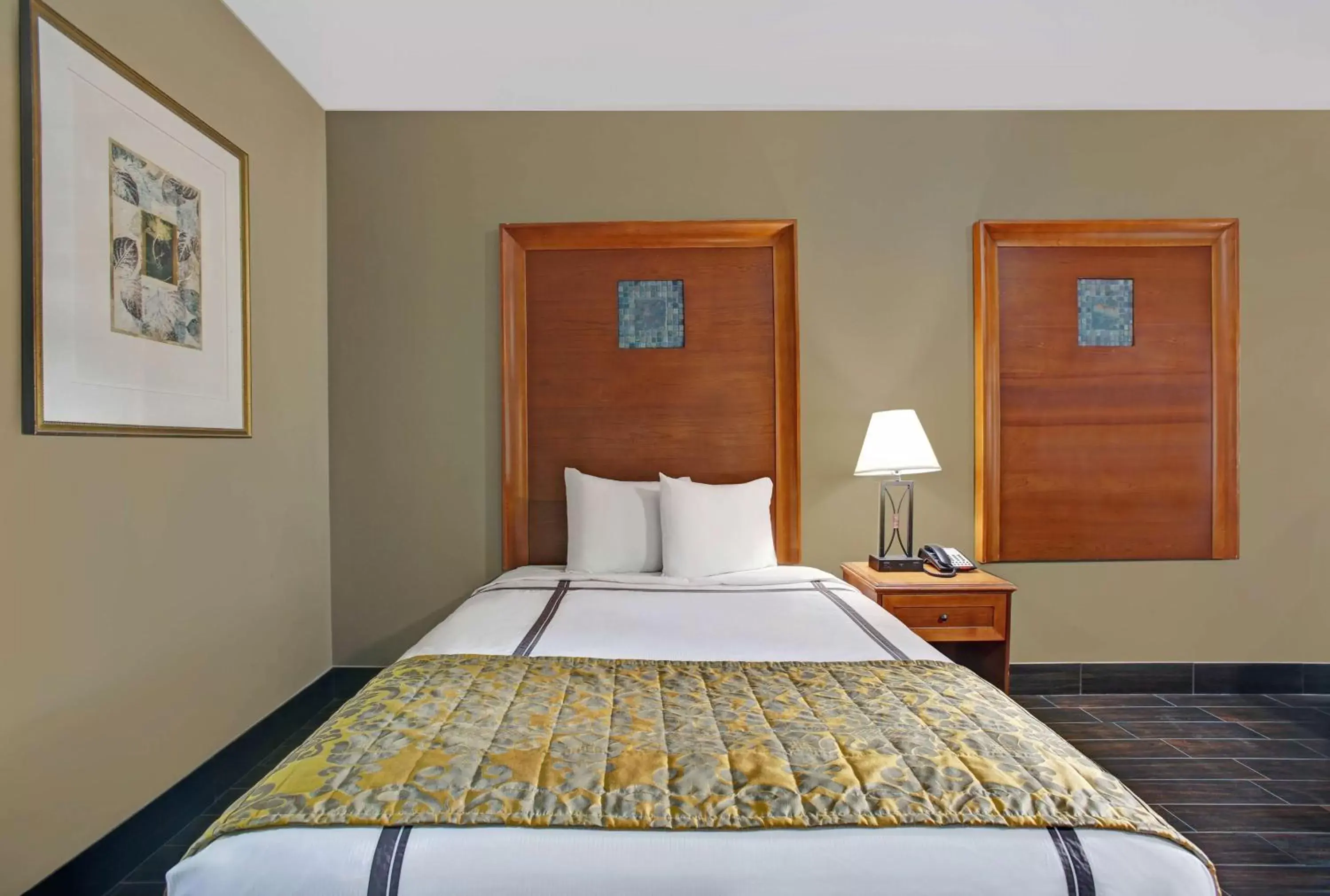 Photo of the whole room, Bed in Studio 6 Odessa, Tx Photo of the whole room, Bed in Studio 6 Odessa, Tx