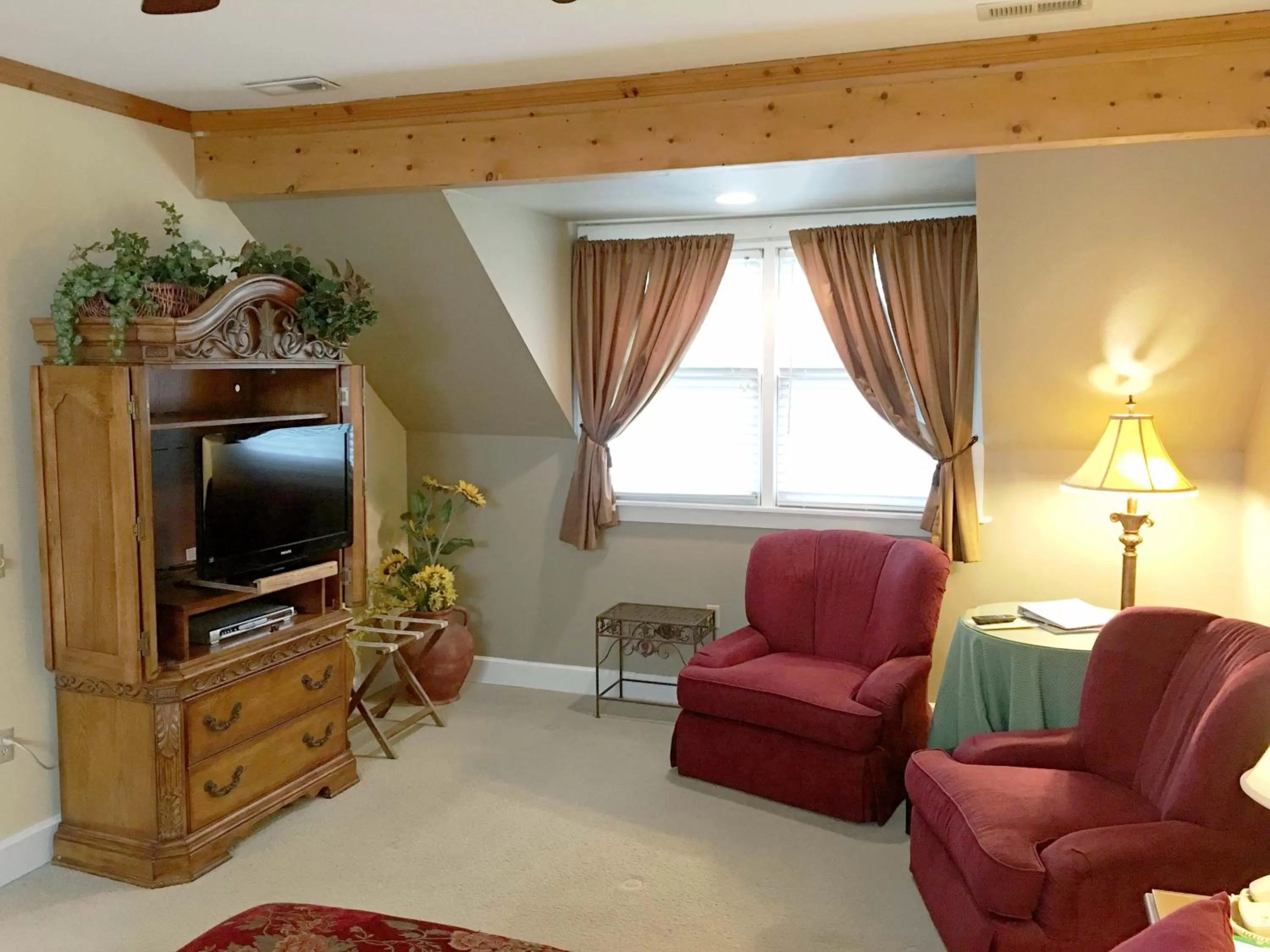 Living room in Highland Lake Inn & Resort - Flat Rock