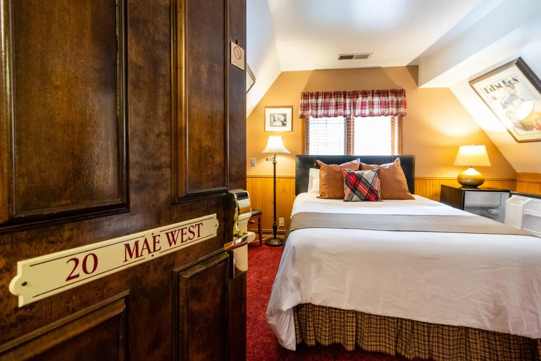 Bed in Saddleback Inn at Lake Arrowhead Bed in Saddleback Inn at Lake Arrowhead