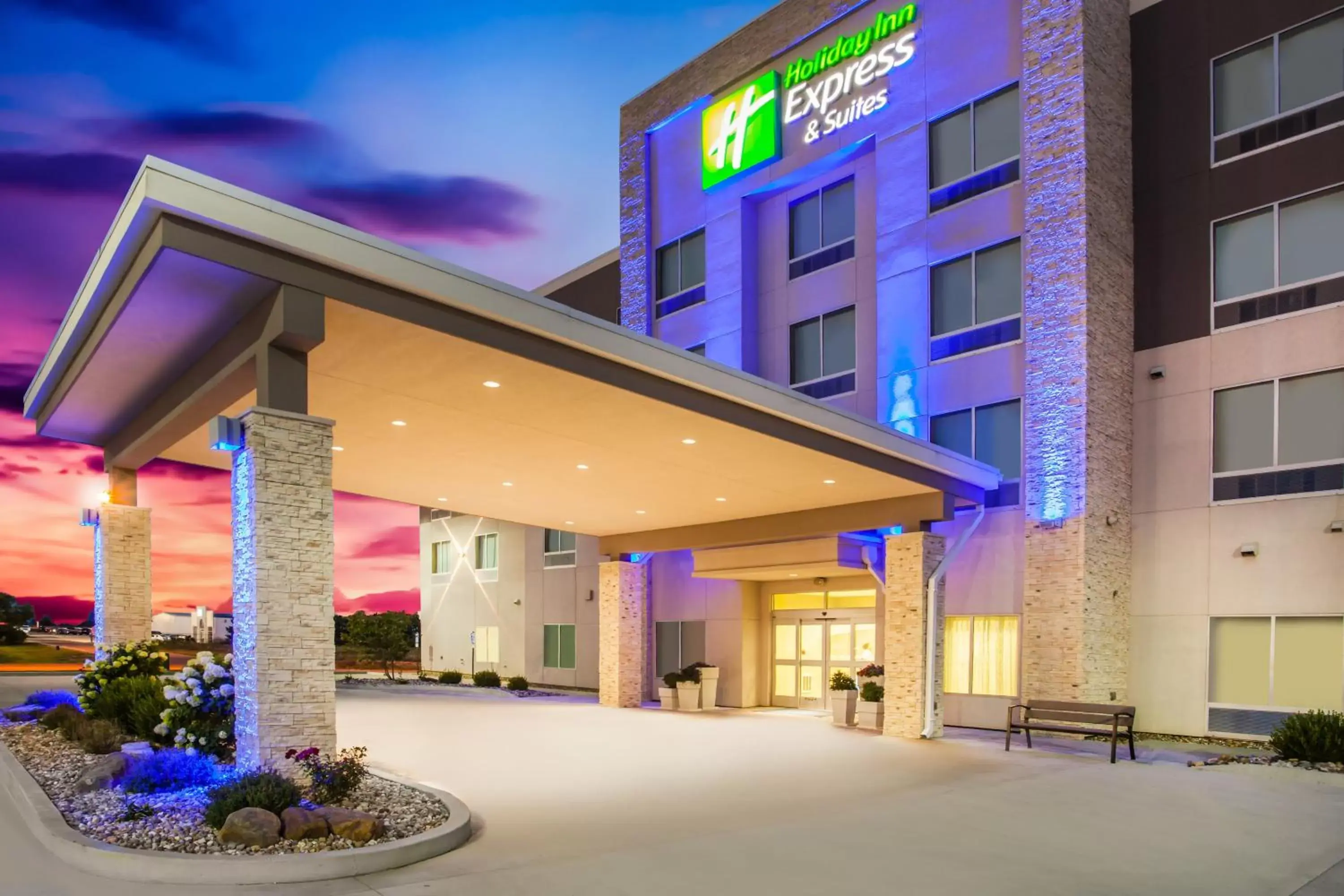 Property building in Holiday Inn Express & Suites Litchfield, an IHG Hotel