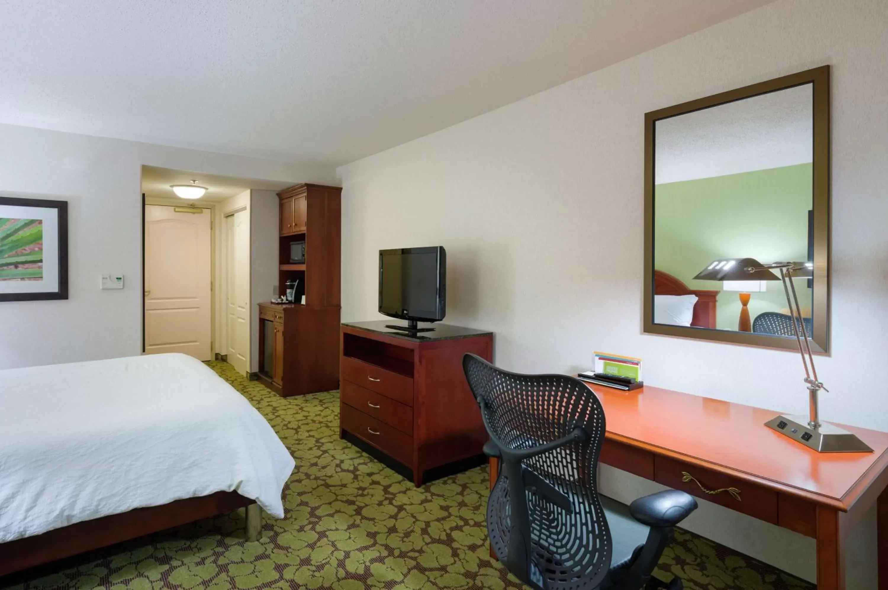 Bedroom, TV/Entertainment Center in Hilton Garden Inn Hartford South/Glastonbury