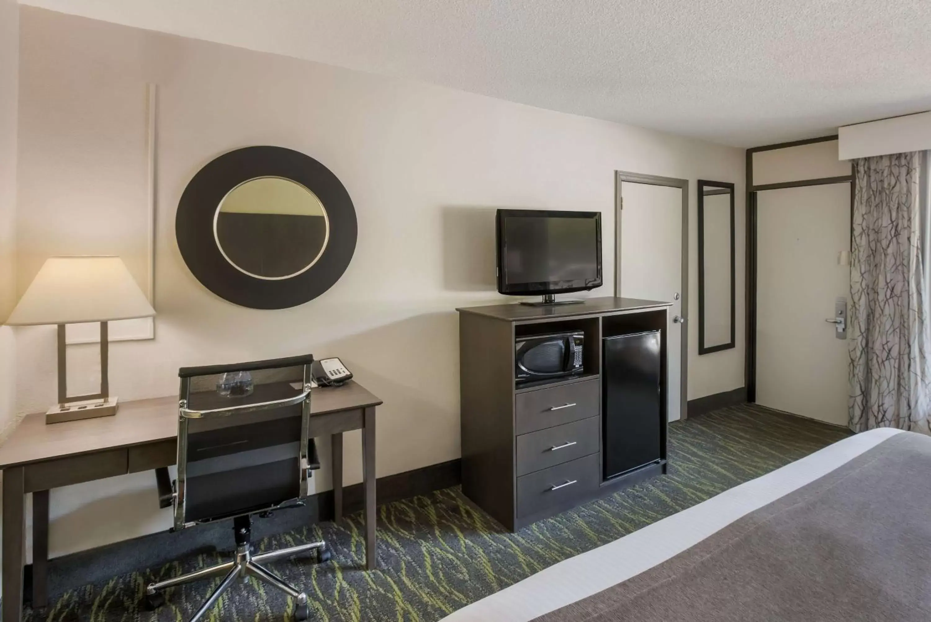 Bedroom, TV/Entertainment Center in Best Western Asheville Tunnel Road