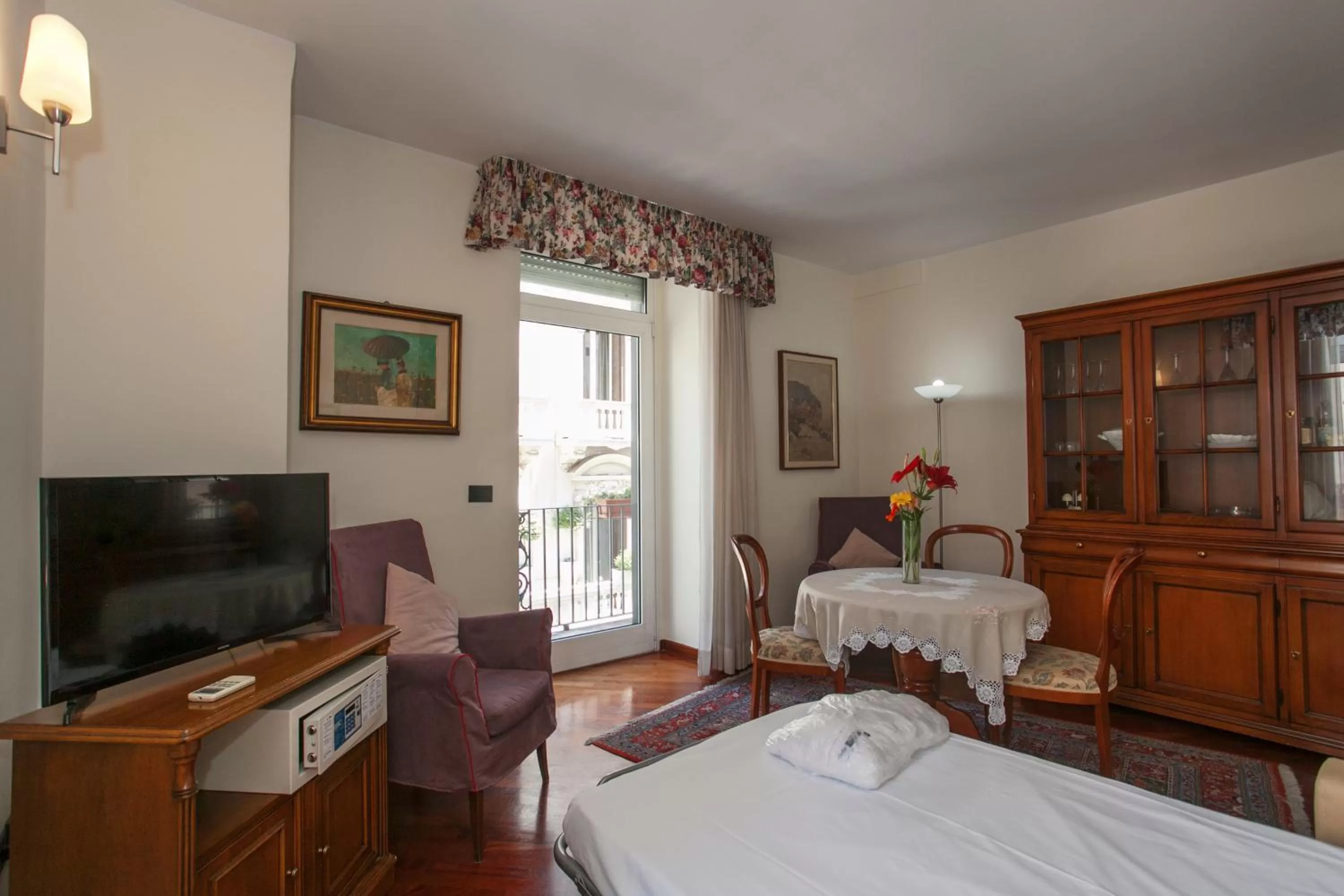 Dining area, Bed in Zodiacus Residence
