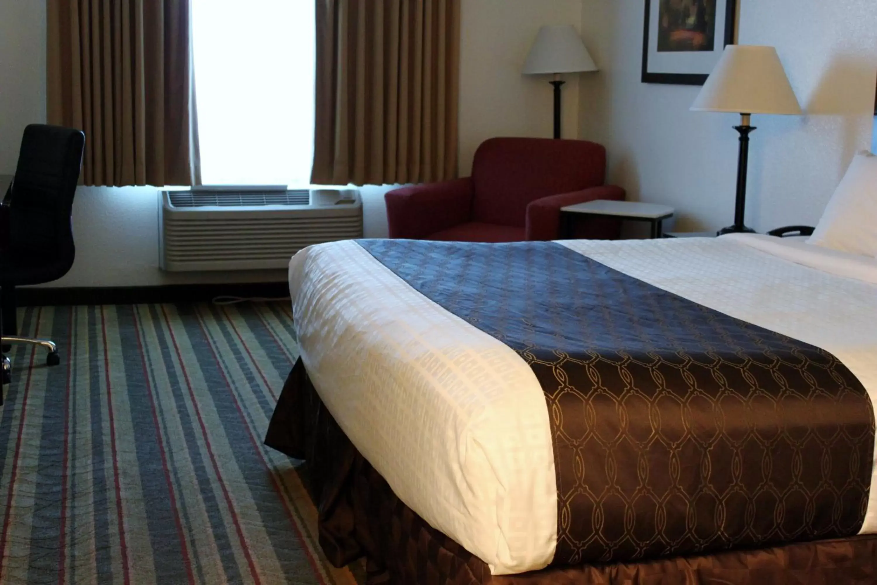 Bed in Best Western Visalia Hotel