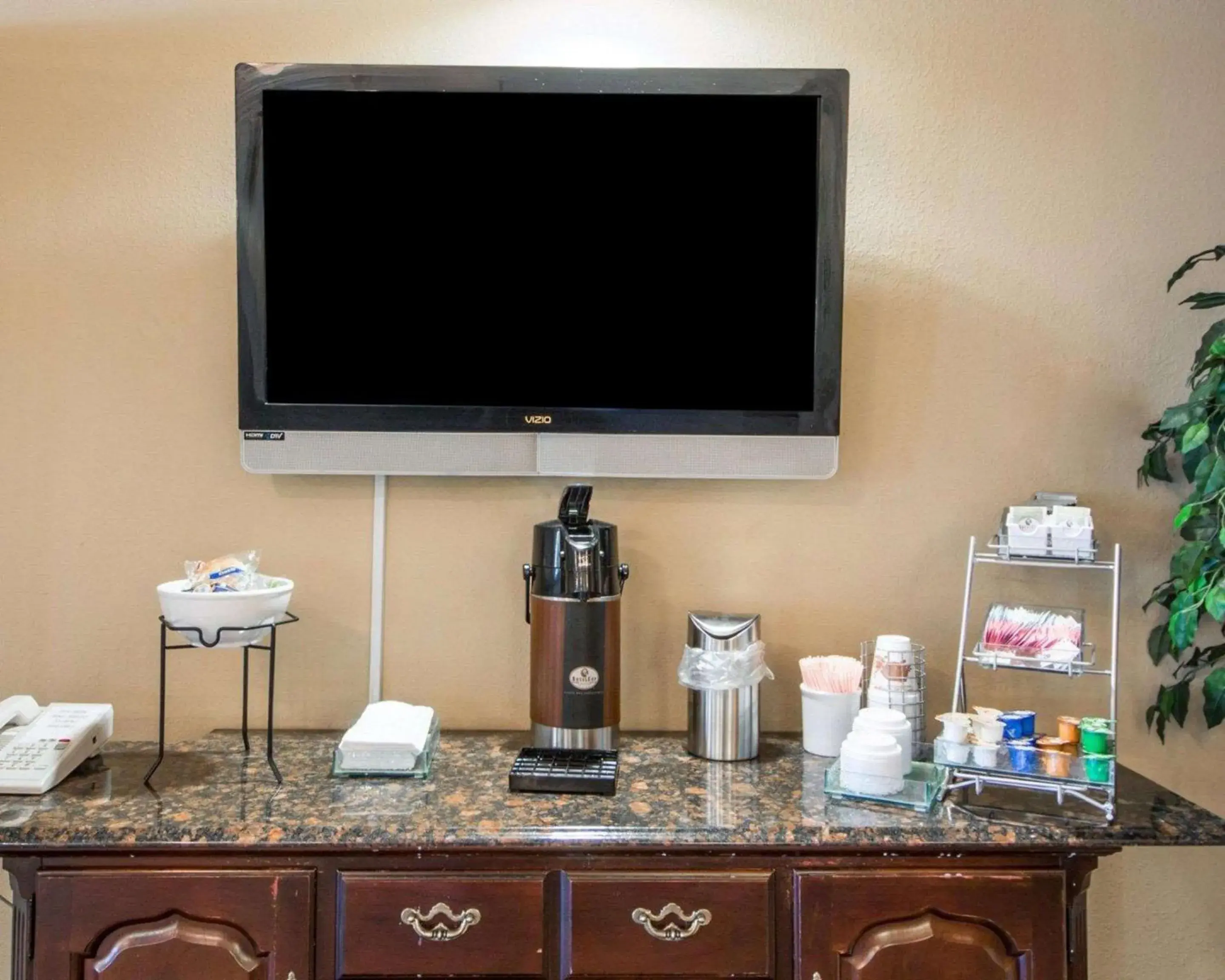 Lobby or reception, TV/Entertainment Center in Quality Inn Tulsa-Downtown West