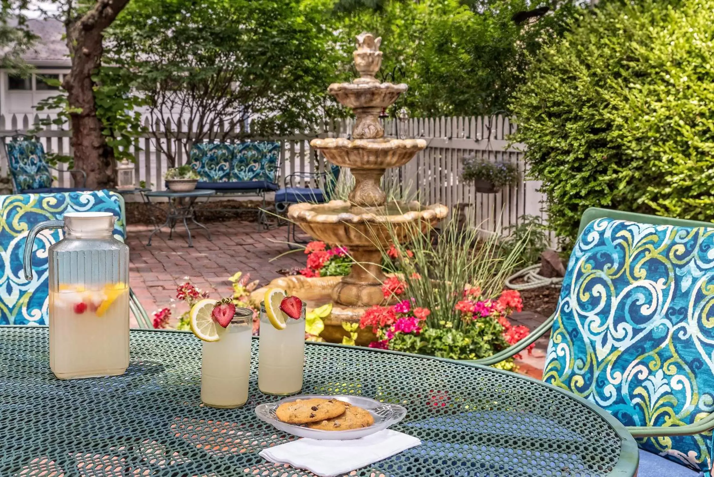 Patio in Silver Heart Inn & Cottages