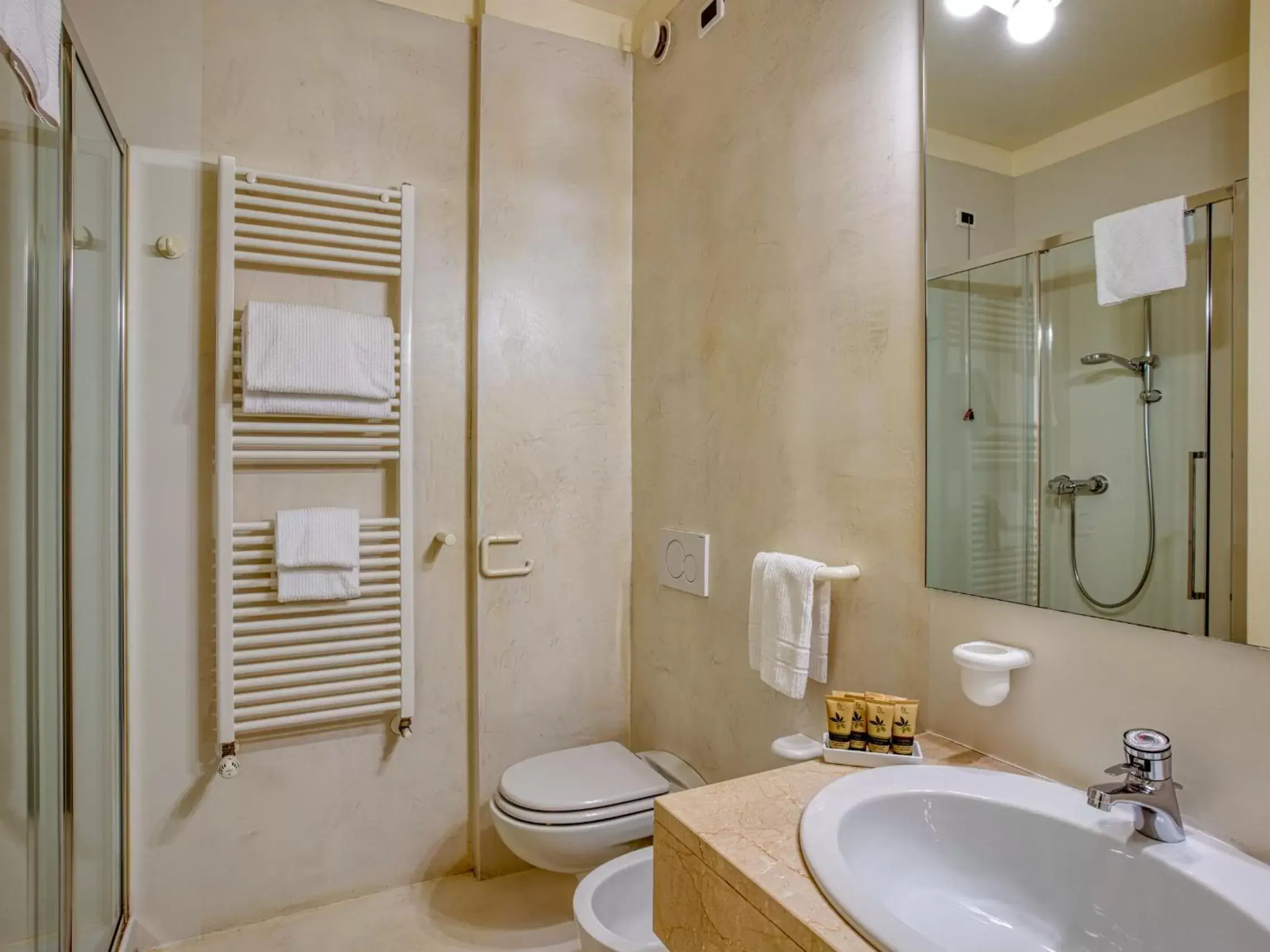 Bathroom in Hotel Piroscafo