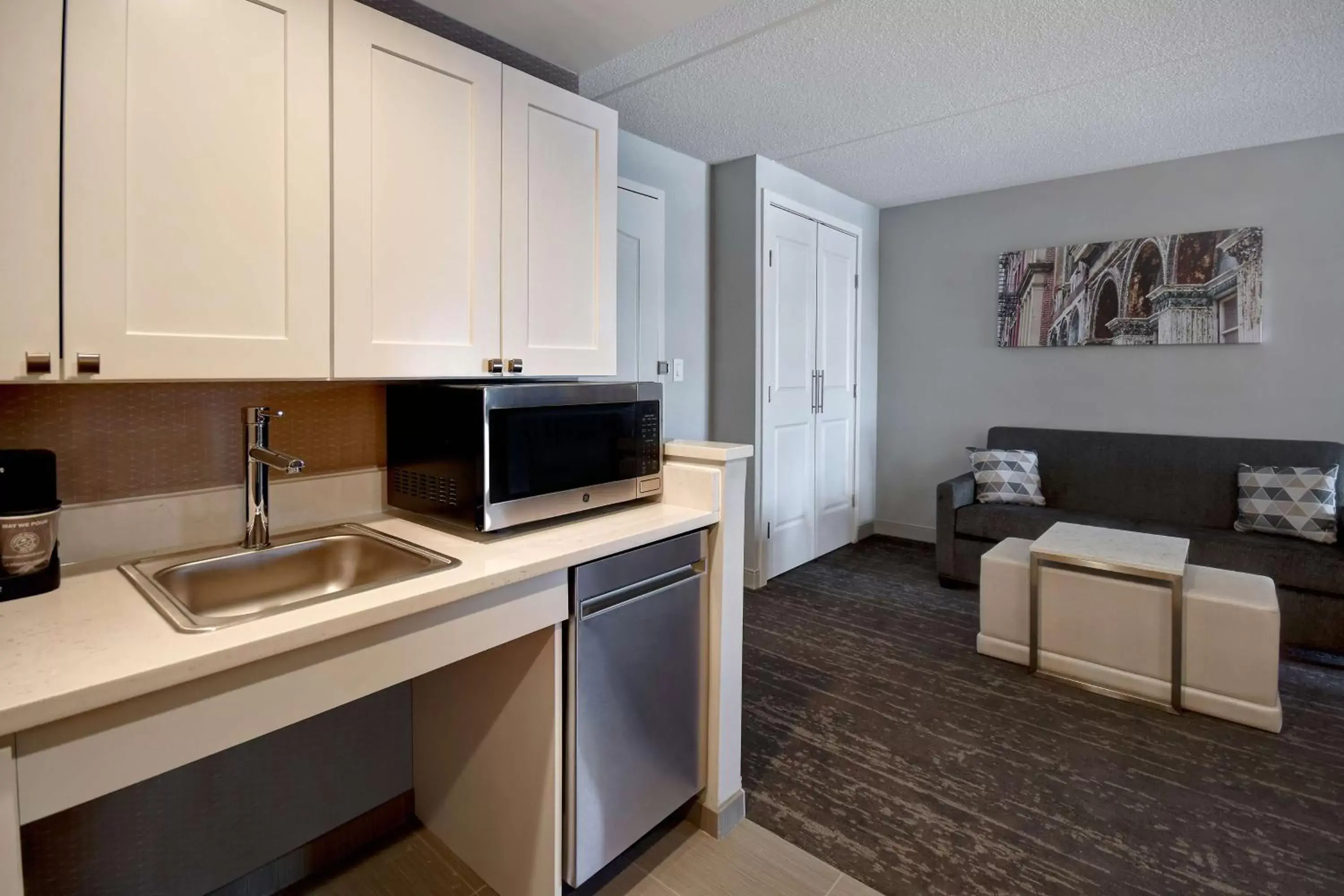 Living room, Kitchen/Kitchenette in Homewood Suites by Hilton Philadelphia-City Avenue