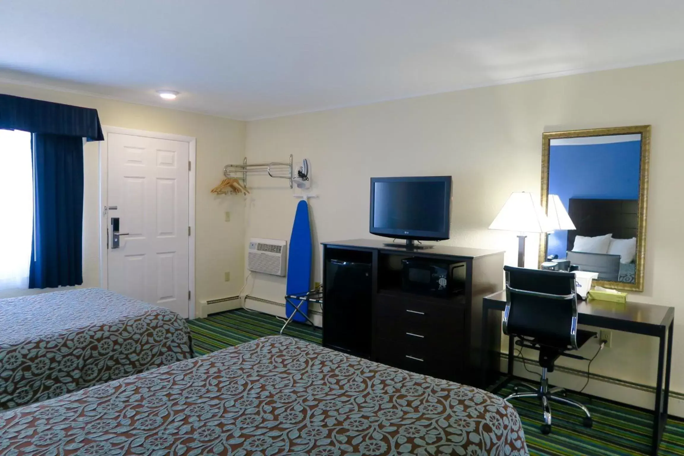 TV/Entertainment Center in Days Inn by Wyndham Lincoln