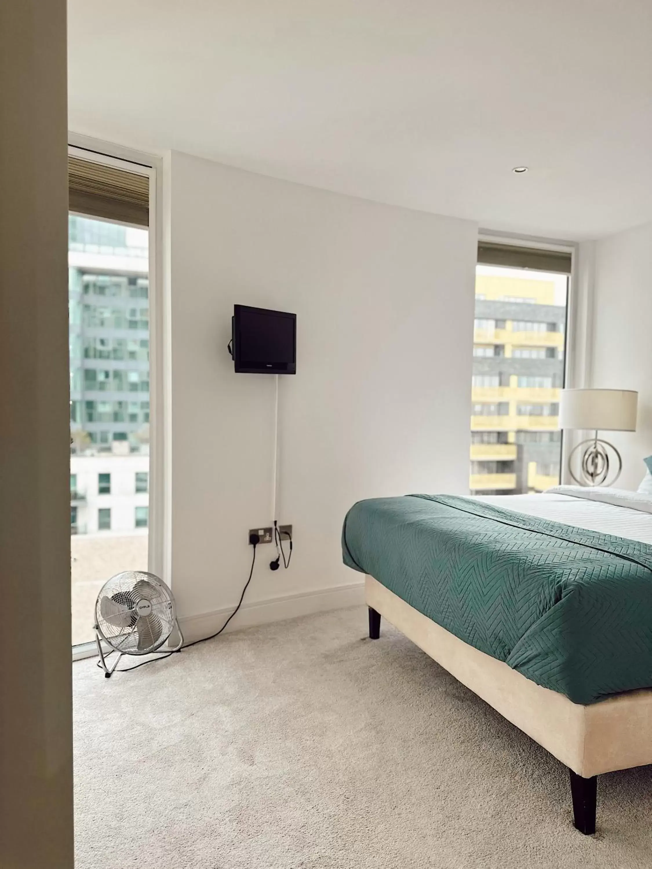 Bedroom, Bed in Canary Wharf - Luxury Apartments