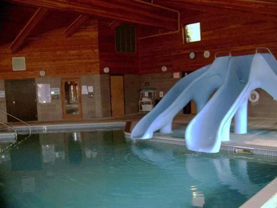 Swimming Pool in AmeriVu Inn & Suites