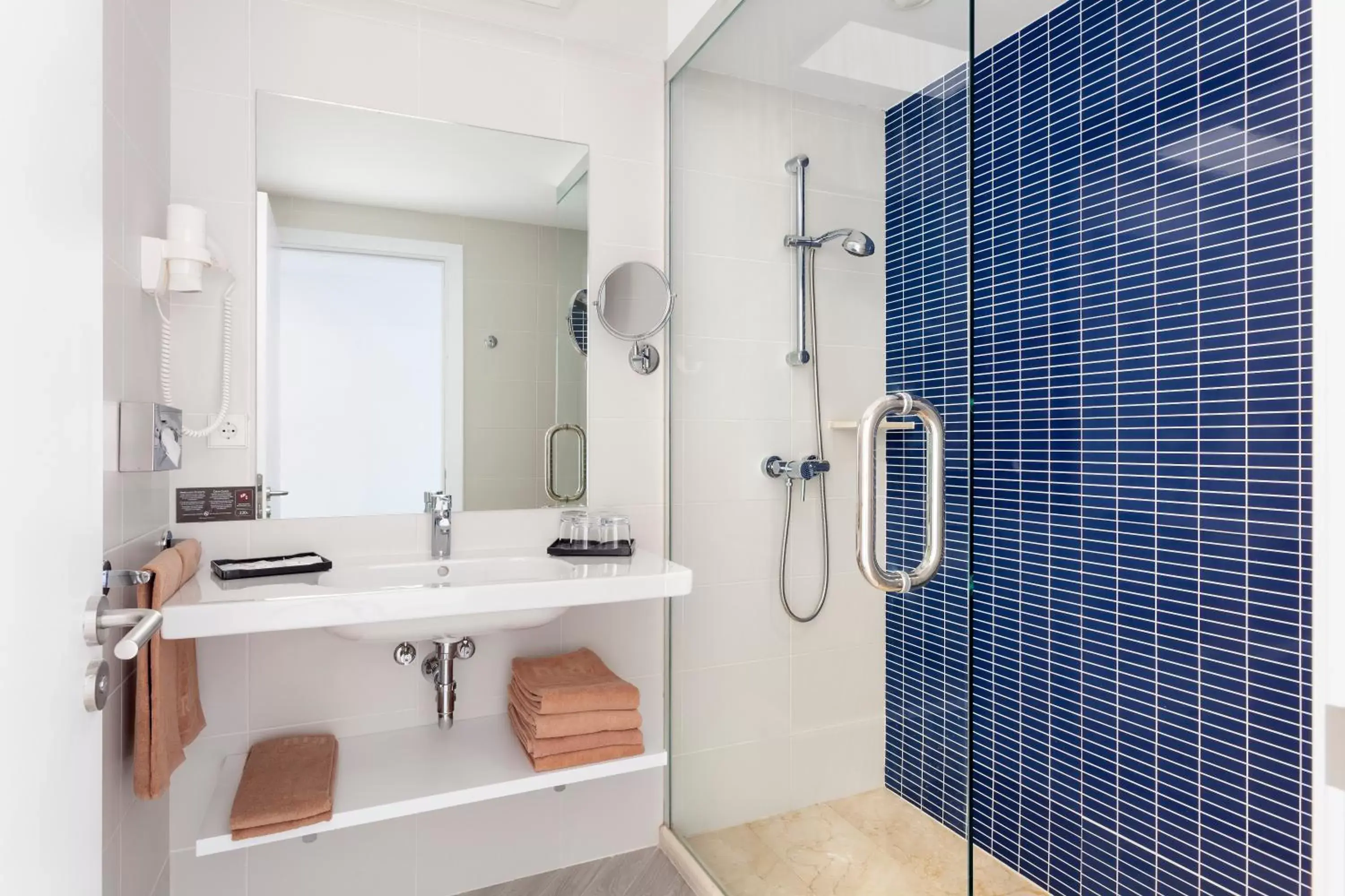 Shower, Bathroom in Hotel Riu Papayas - All Inclusive