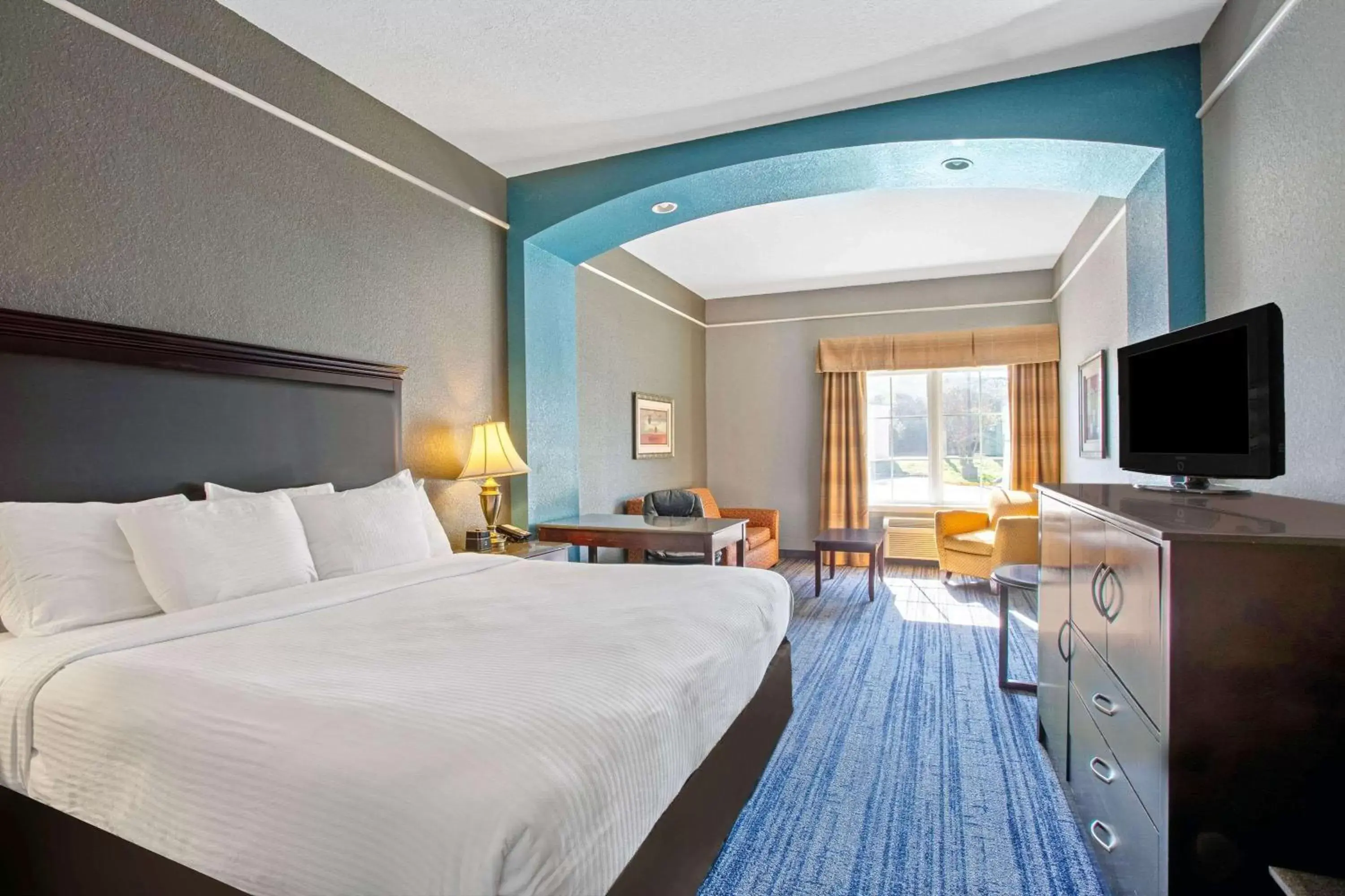 Photo of the whole room, Bed in La Quinta by Wyndham Mobile - Tillman's Corner
