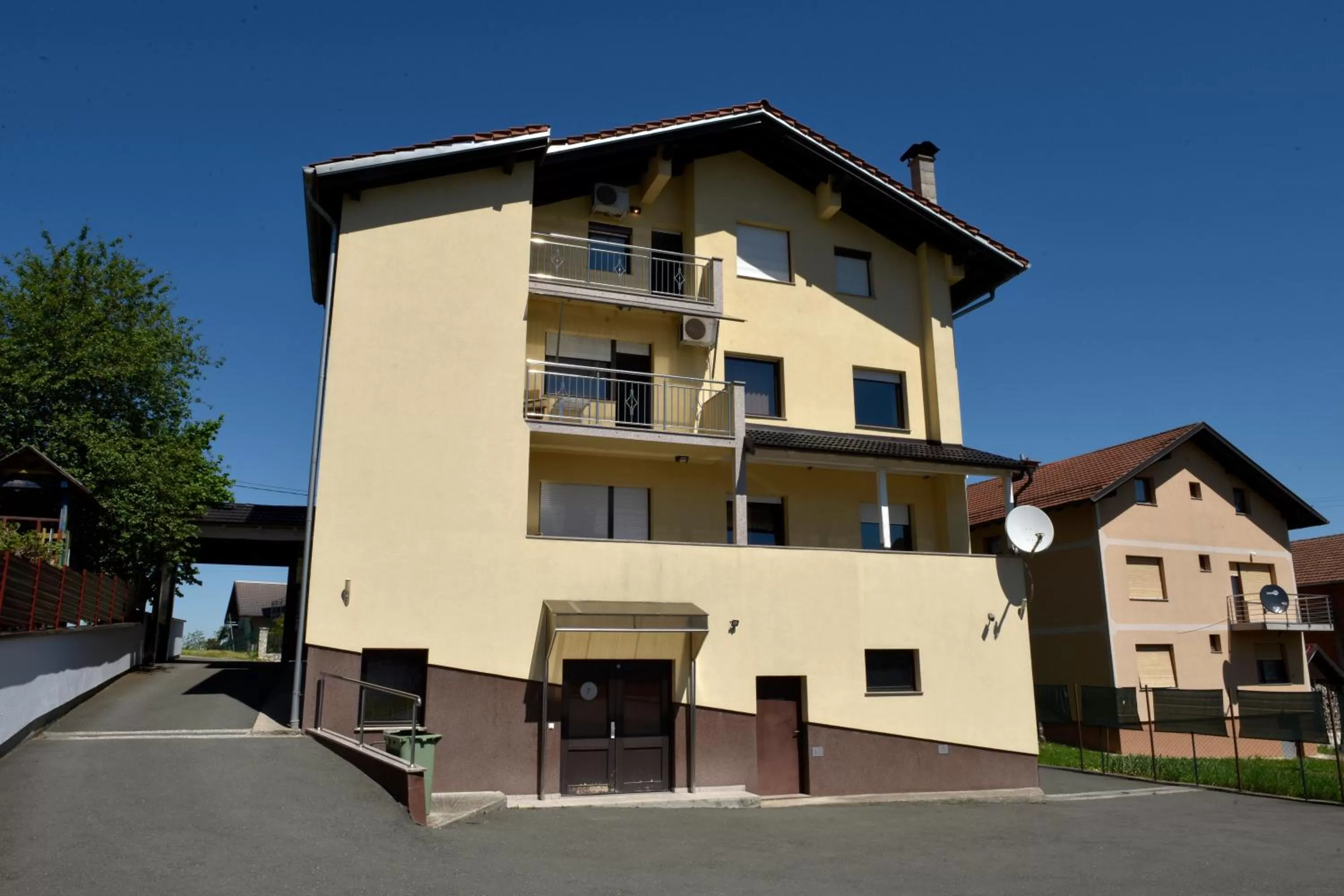 Property building in Apartmani i Bungalovi TROJKA