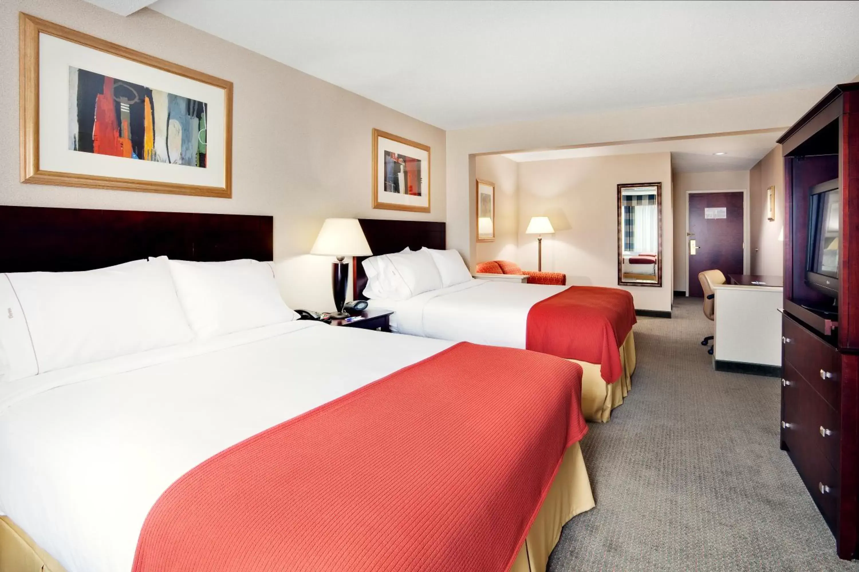 Shower, Bed in Holiday Inn Express & Suites Bradley Airport, an IHG Hotel