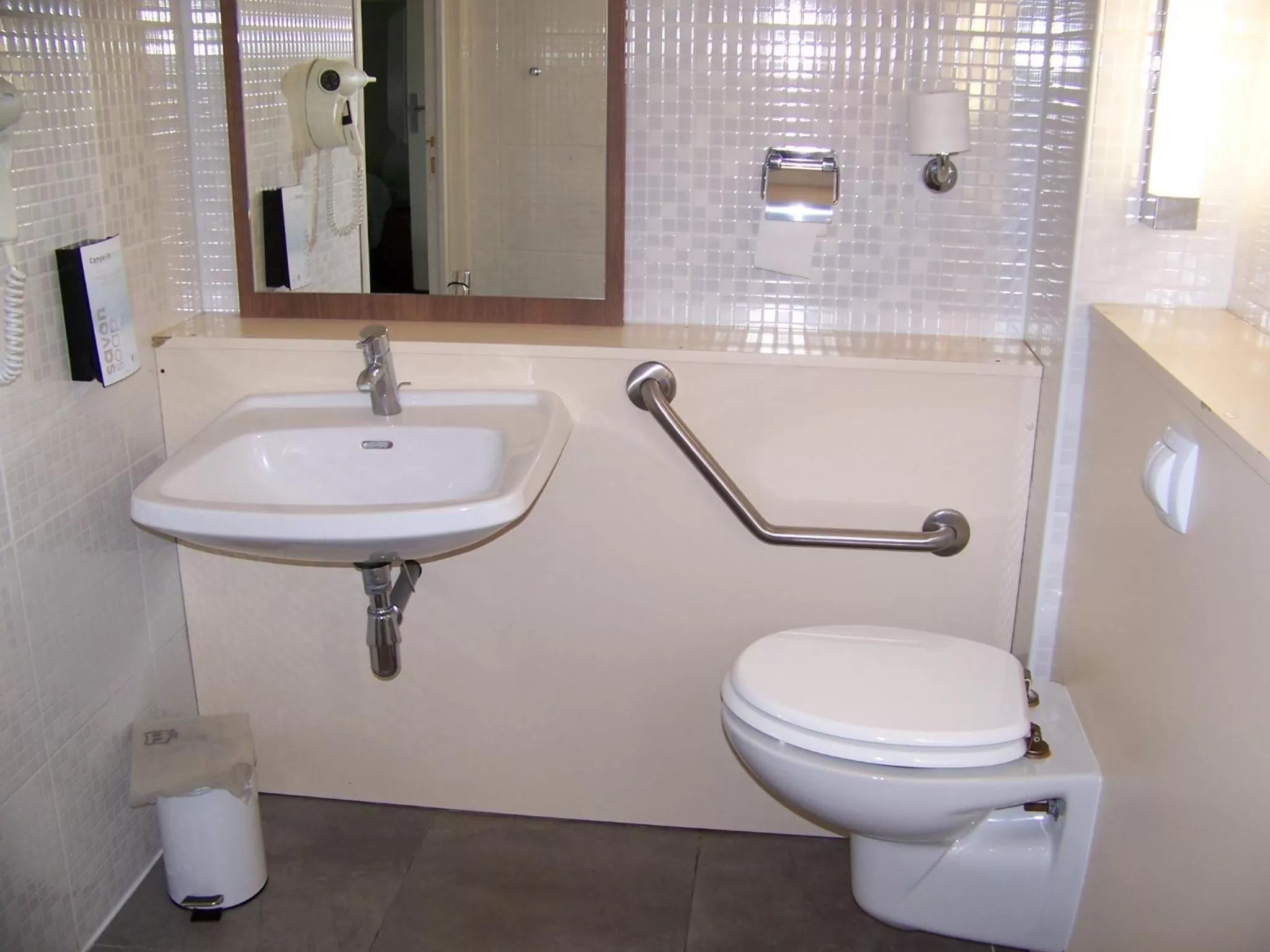 Bathroom in Campanile Château-Thierry