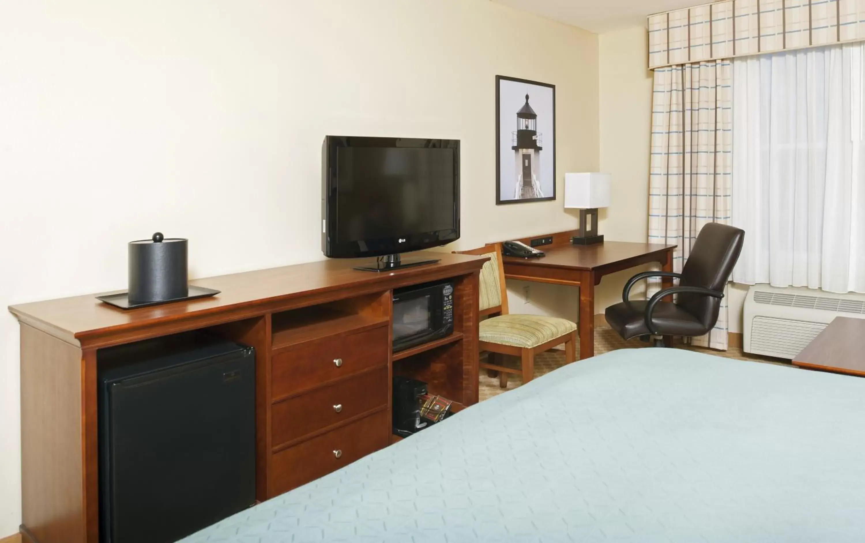 Bedroom, TV/Entertainment Center in Country Inn & Suites by Radisson, Holland, MI