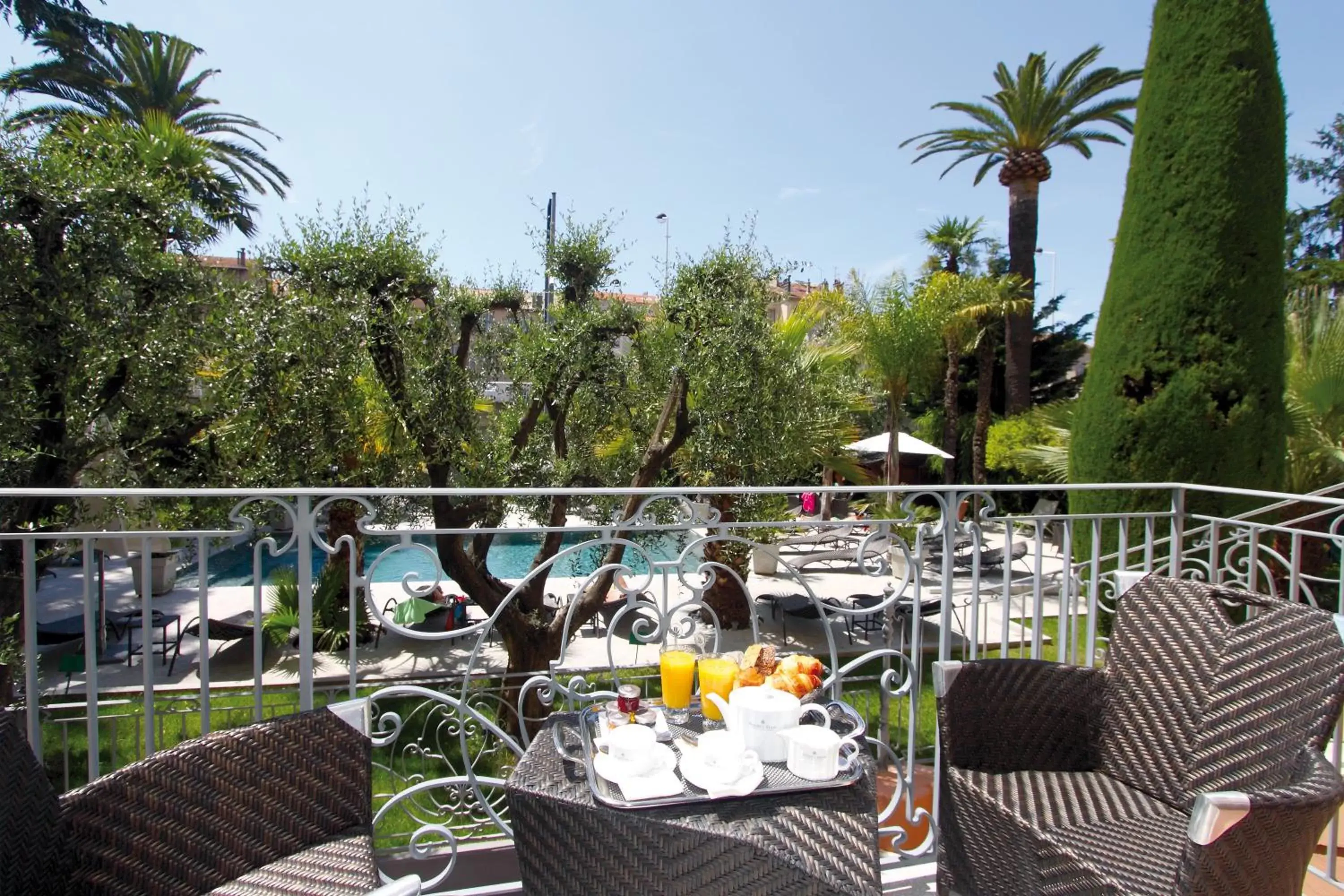 Food, Restaurant/Places to Eat in GOLDEN TULIP CANNES HOTEL de PARIS